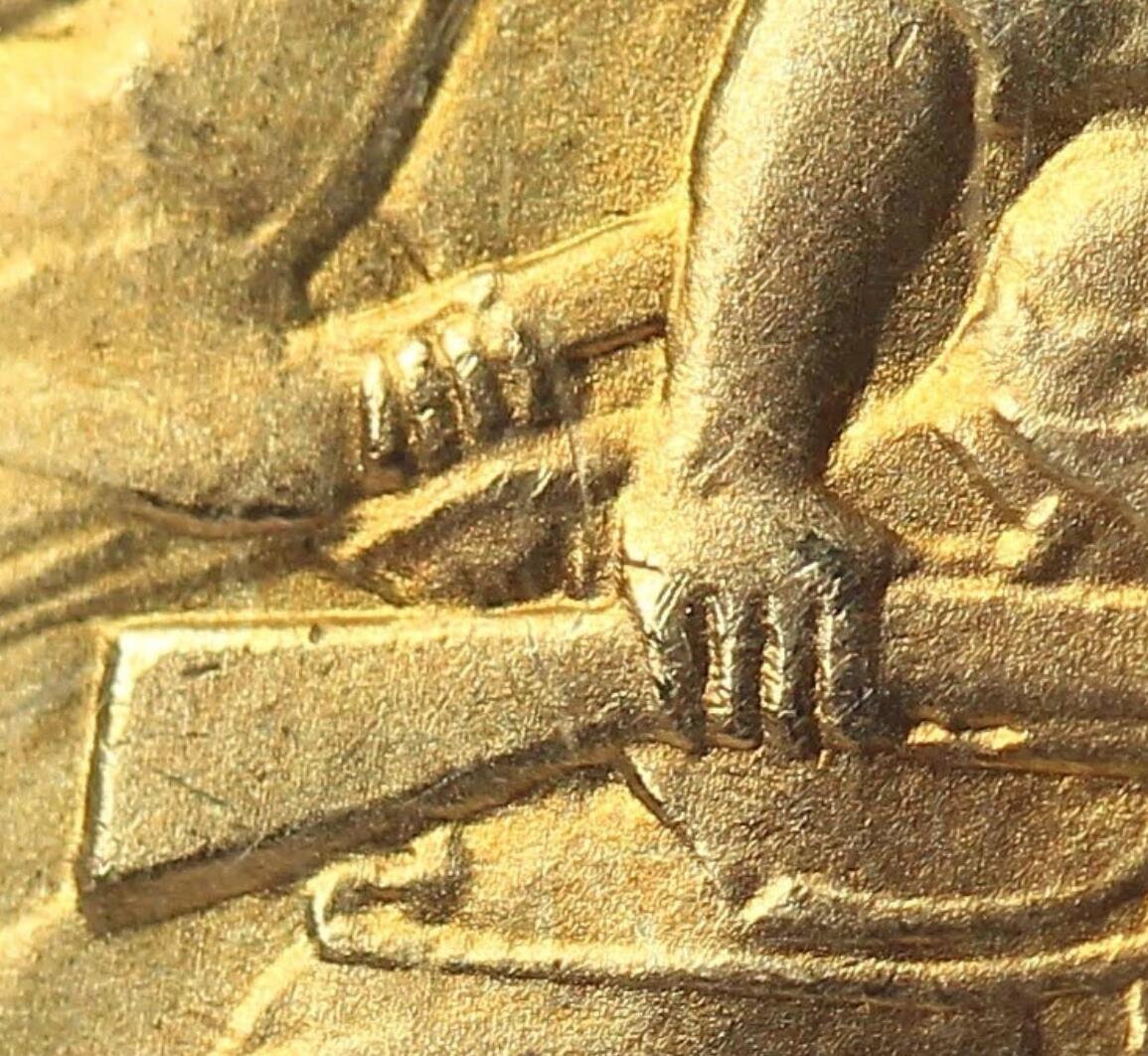 2001年辛亥革命90周年纪念币，5元面值，铜质，美品。币面细节清晰，保存状态不错，适合收藏。按图发货！