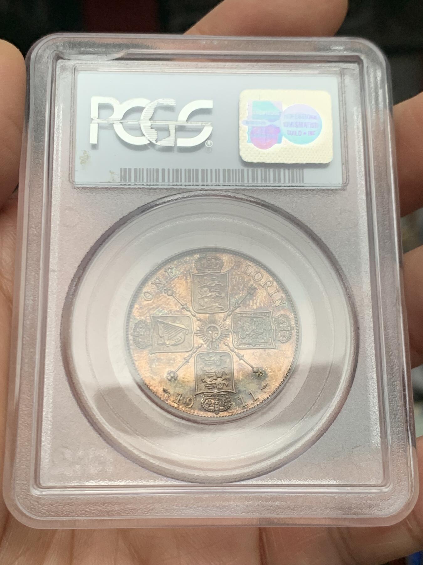 《竞宝斋》第466场 周日，周一 2场连拍 （全场包邮）欢迎送拍 PCGS PR64 英国1911乔五精制弗罗林银币，铸量6000枚。人像深峻，镜面感超强，金彩包浆，状态极佳的一颗。pc早期小白盒严评，换盒有机会加分。盒子支撑有磕