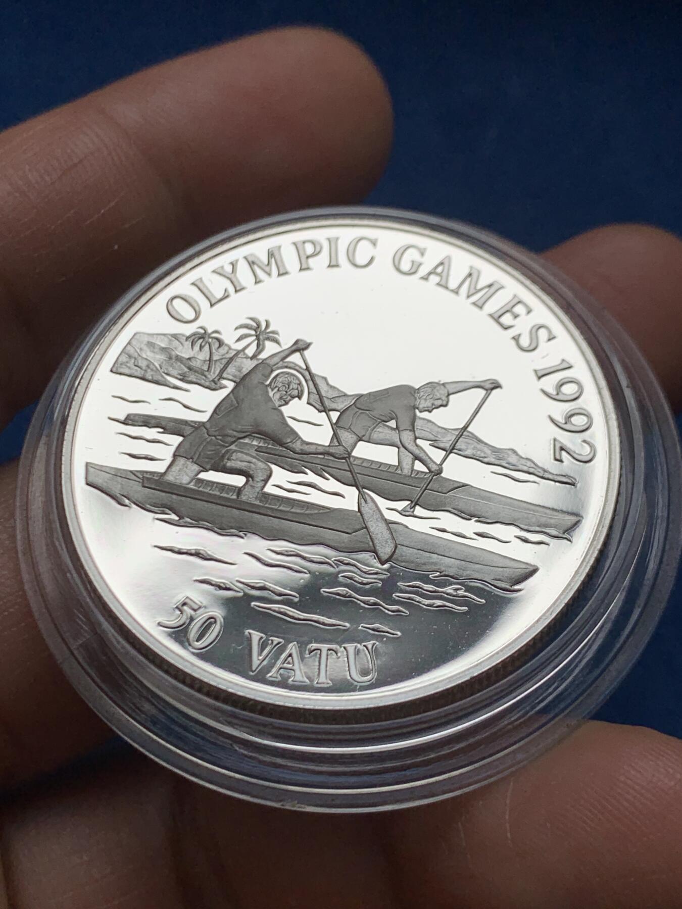 《竞宝斋》第466场 周日，周一 2场连拍 （全场包邮）欢迎送拍 瓦努阿图1992年奥运会-独木舟运动员50VATU精制银币 925银 31.35克 铸造量40000枚