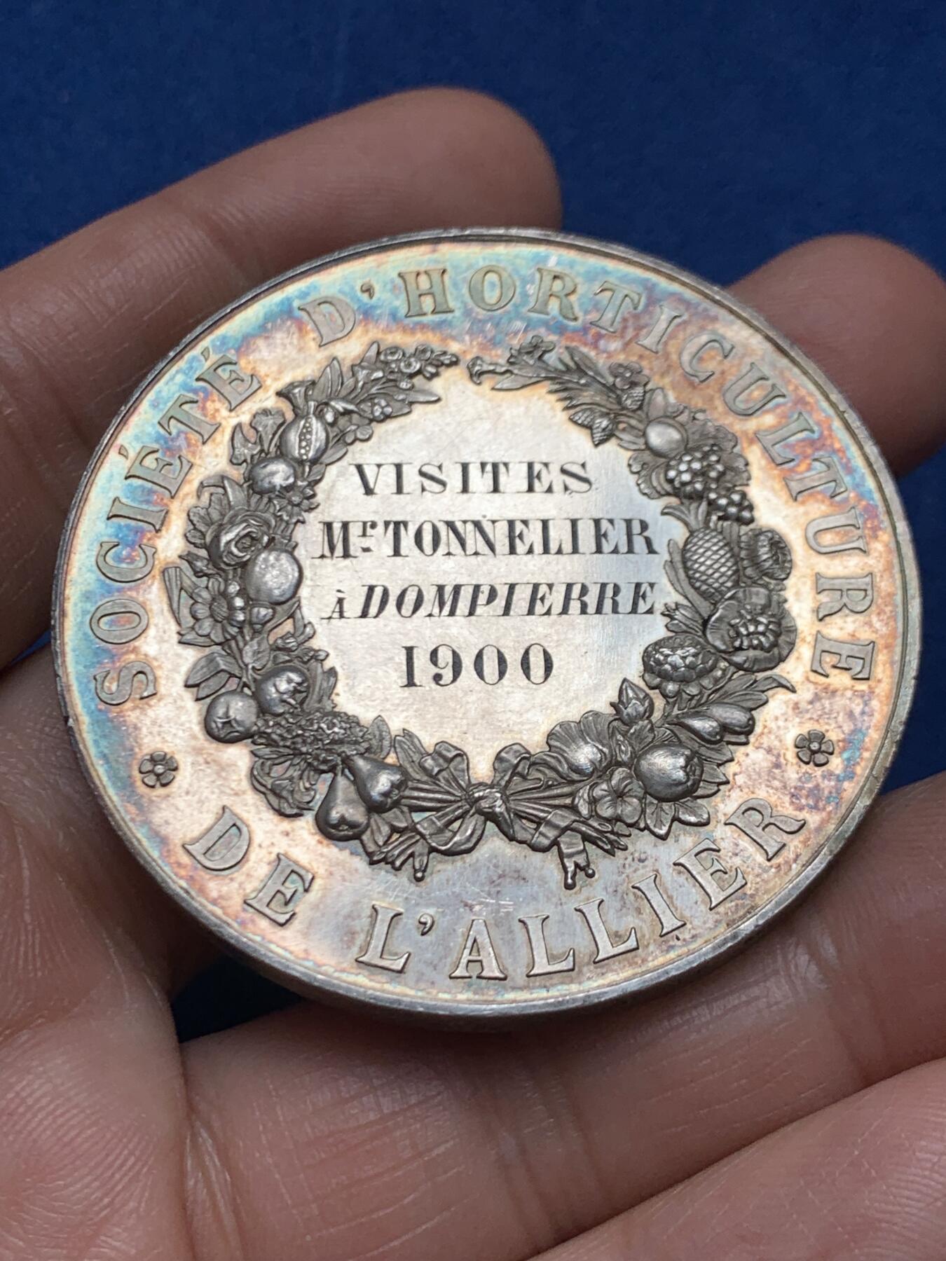 《竞宝斋》第466场 周日，周一 2场连拍 （全场包邮）欢迎送拍 法国阿列省园艺协会大银章 菱形野猪头银标 63.4克 50.3mm