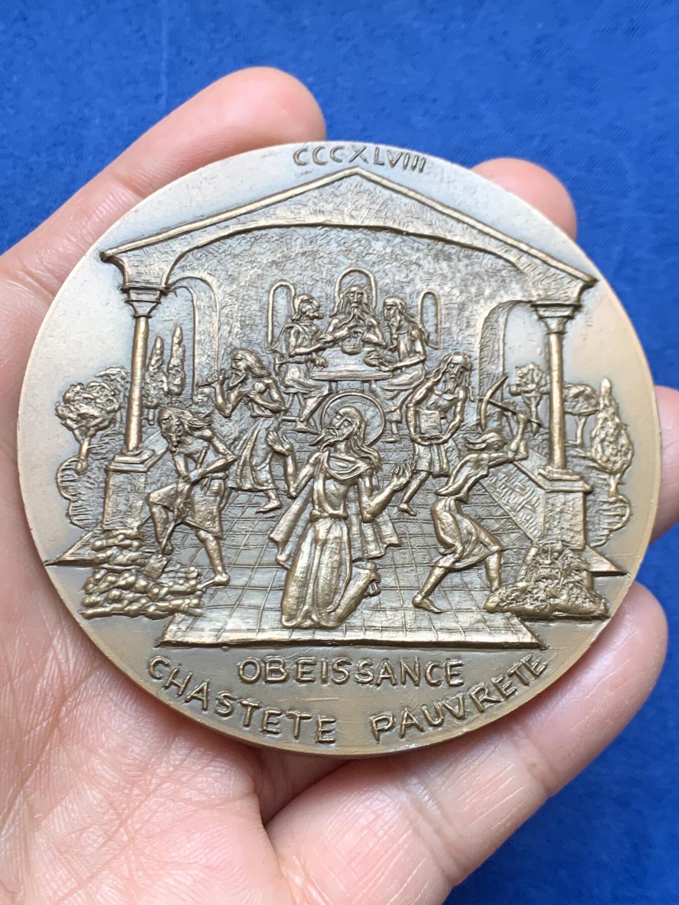 《竞宝斋》第466场 周日，周一 2场连拍 （全场包邮）欢迎送拍 法国宗教题材圣帕科姆青铜艺术奖章，瑞士籍雕刻师Robert Tschudin（罗伯特·楚丁）创作，章牌直径71.5毫米，179.2克大章，首拍品种。圣帕科姆--公元4世纪的基督教隐修士，也是基督教历史上首个集体隐修制度的创立者。