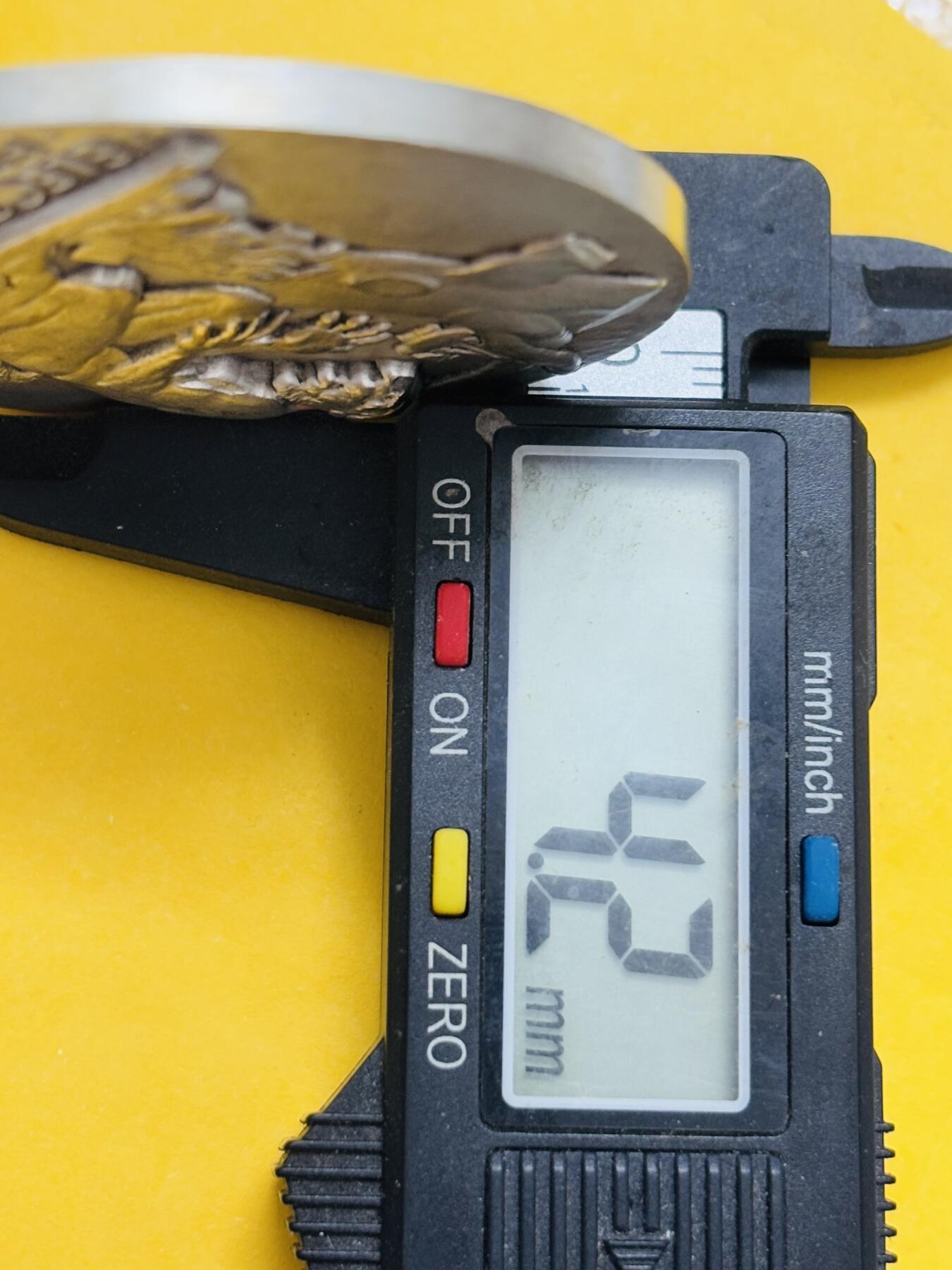 文馨钱币收藏第 295 场，（元宵场）各种银币散币纪念章，长期接代拍业务 法国电力燃气公司大型纪念章，正面是神话人物普罗米修斯跪地献火场景，背面是高压输电塔与电网架构，由比利时著名雕刻师亨利德罗普西雕刻签名，细节看图