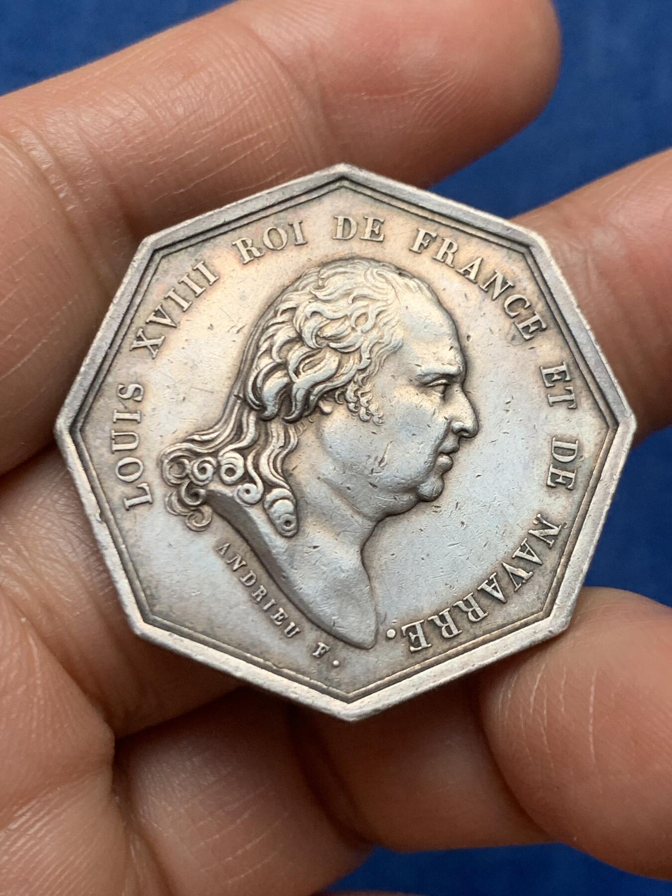 《竞宝斋》第466场 周日，周一 2场连拍 （全场包邮）欢迎送拍 法国路易十八最高法院银质代币，早期无边铭，边缘铭文为意为“法国和纳瓦拉国王路易十八”。背面则刻有拉丁语，意为“法律，为正直者和法律专家”以及法语，意为“国王议会和最高法院的律师”。直径：34mm，重：16.85g。