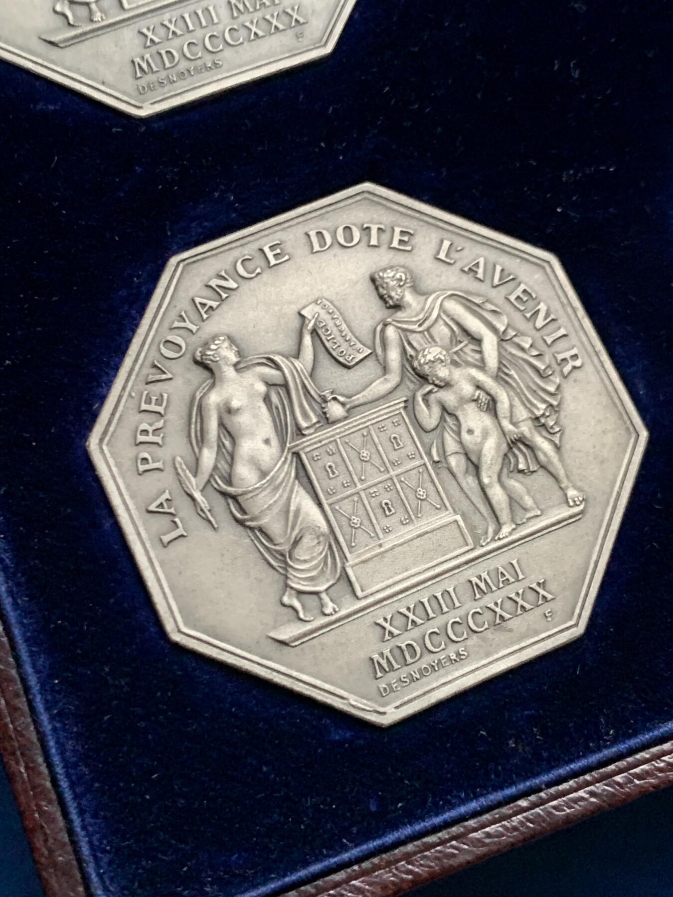 《竞宝斋》第466场 周日，周一 2场连拍 （全场包邮）欢迎送拍 法国人寿保险公司银质八角代币 4枚装 皮盒套装 出厂品相 皇家保险银质奖章 正面中央铭文