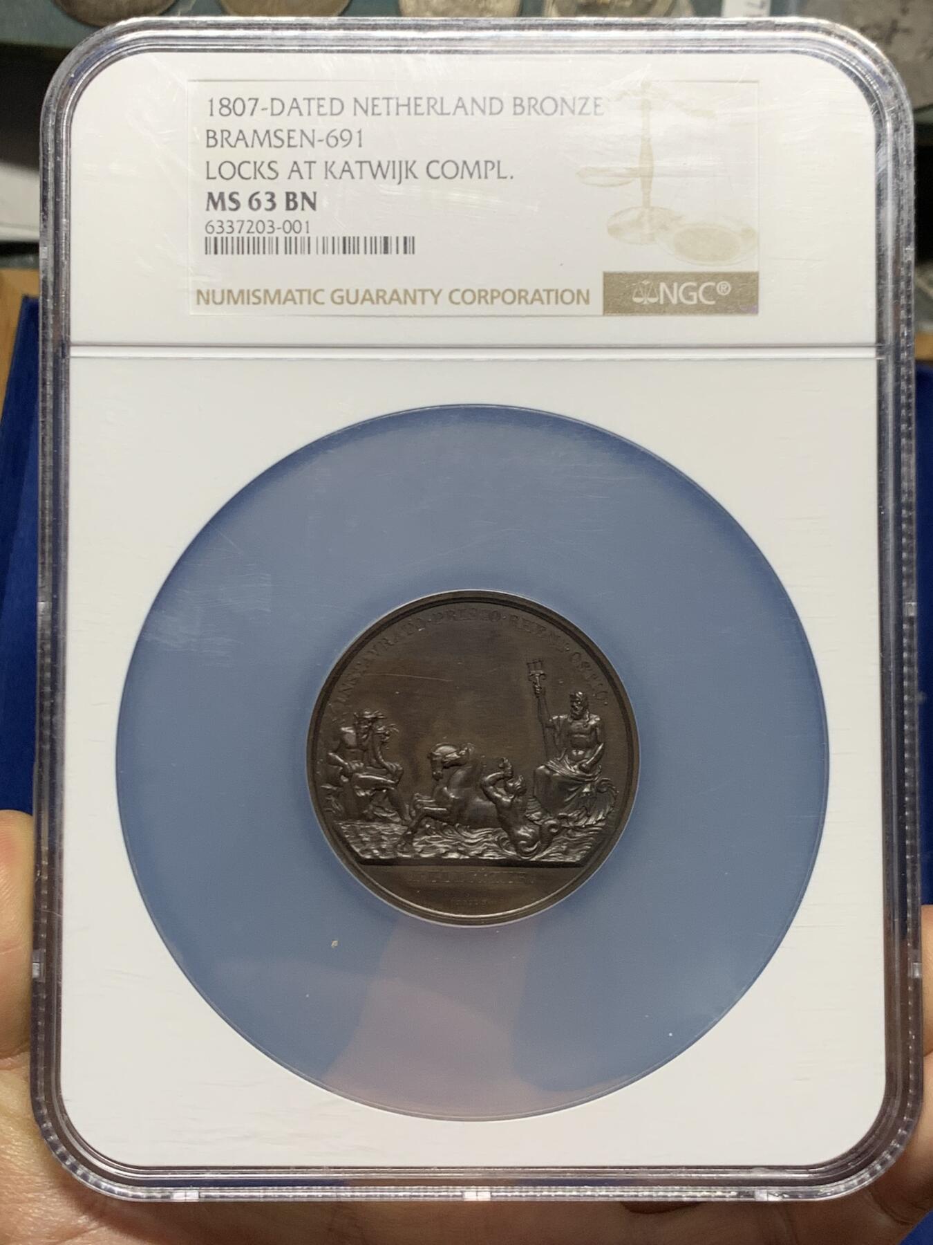 《竞宝斋》第466场 周日，周一 2场连拍 （全场包邮）欢迎送拍 NGC MS63BN 法占拿破仑 时期 荷兰 1807 运河通航 海神纪念 大铜章 大盒封装 巧克力包浆 精彩细节 这个时期的确实少见