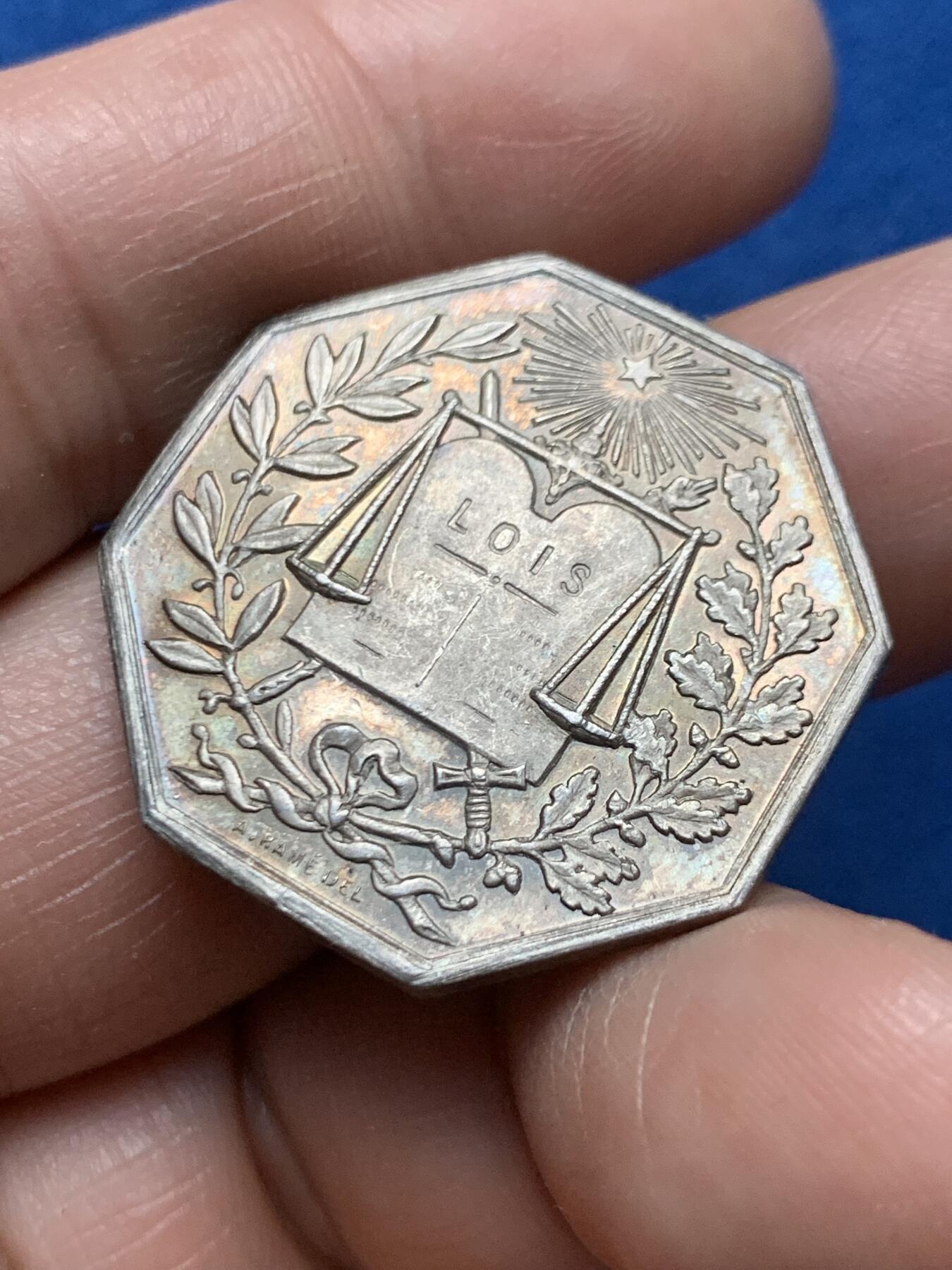 《竞宝斋》第466场 周日，周一 2场连拍 （全场包邮）欢迎送拍 法国公证处八角银质代币，直径：29.5mm，重量：11.15g，丰饶角银标。