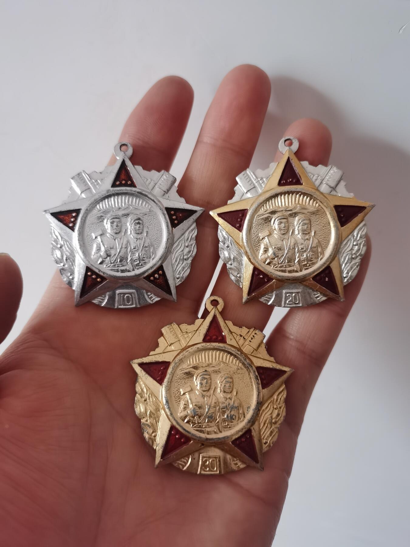 朝鲜军需服务10年20年30年奖章一组3枚同出