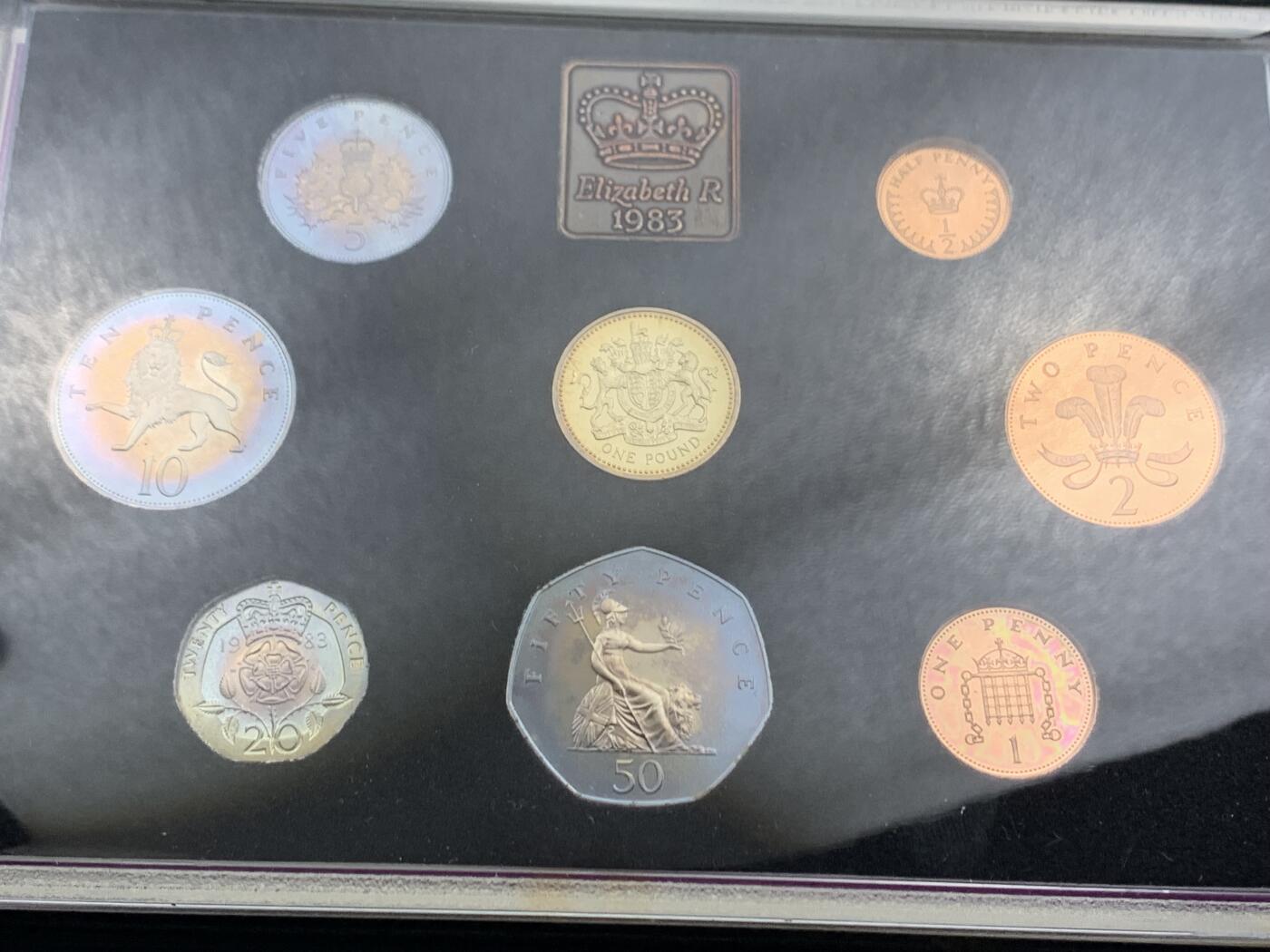 《竞宝斋》第466场 周日，周一 2场连拍 （全场包邮）欢迎送拍 英国1983年精制套币，带1枚1英镑不列颠盾徽精制纪念币，8枚币，盒证齐全，品相精美，高档盒装