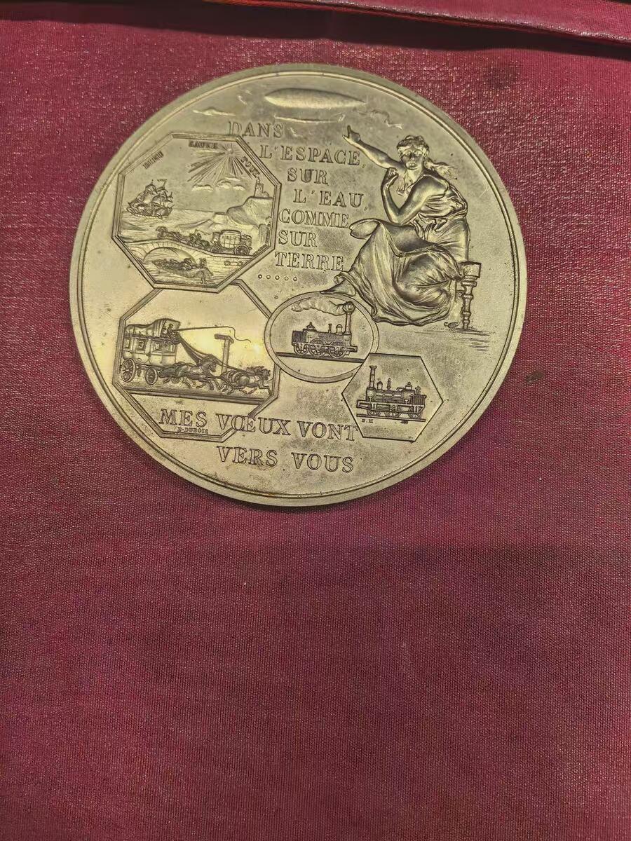 欧洲铜章和回流杂项第一场 铜章深度解析：巴黎造币厂叠币章（海陆空交通主题） 这枚铜章是法国新艺术运动时期的经典作品，由巴黎造币厂（Monnaie de Paris）发行，以其独特的“叠币”设计和对人类交通发展的描绘而闻名