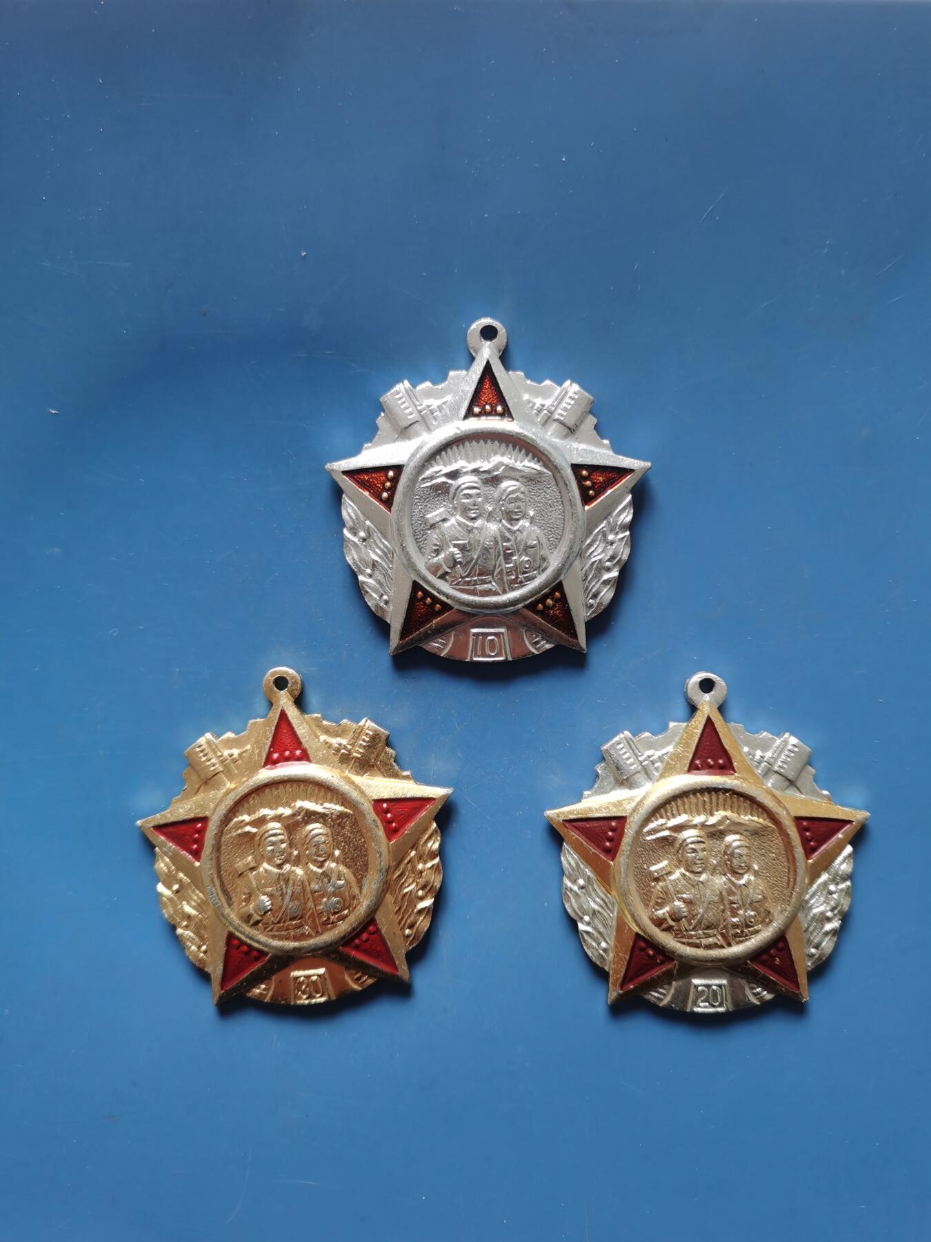 朝鲜军需服务10年20年30年奖章一组3枚同出