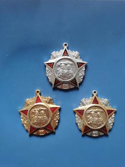 朝鲜军需服务10年20年30年奖章一组3枚同出 - 朝鲜军需服务10年20年30年奖章一组3枚同出