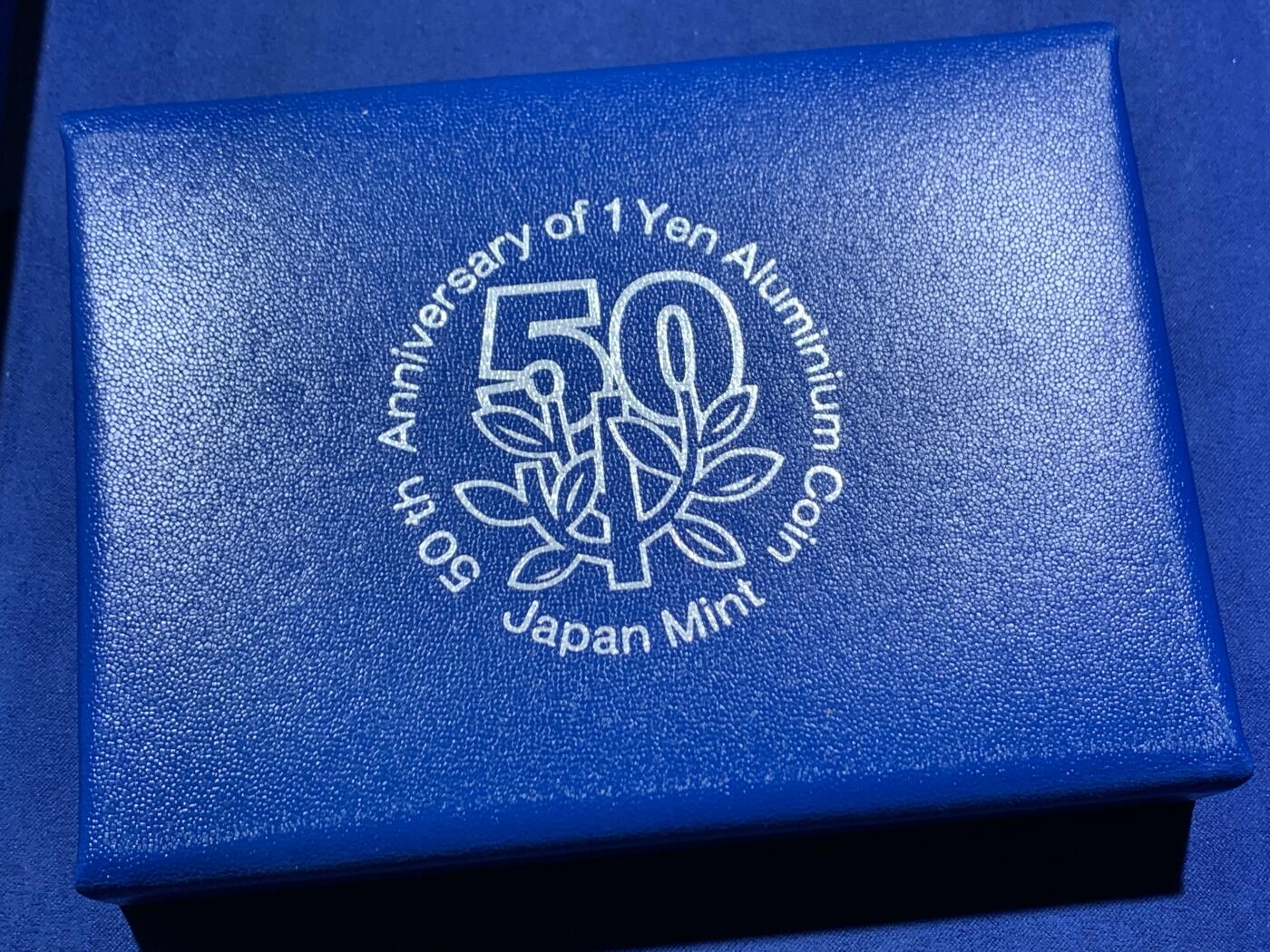 《竞宝斋》第466场 周日，周一 2场连拍 （全场包邮）欢迎送拍 日本2005年精制套币带一枚彩色银章 1日元铝币发行50周年 20克925银 发行量：3万4千