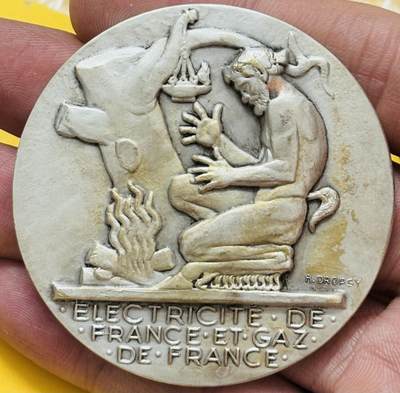 文馨钱币收藏第 295 场，（元宵场）各种银币散币纪念章，长期接代拍业务 - 法国电力燃气公司大型纪念章，正面是神话人物普罗米修斯跪地献火场景，背面是高压输电塔与电网架构，由比利时著名雕刻师亨利德罗普西雕刻签名，细节看图