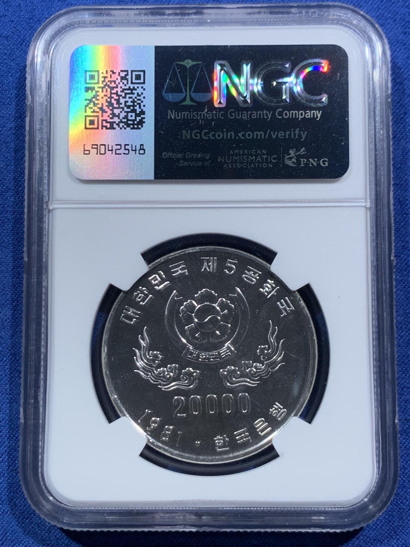 《竞宝斋》第466场 周日，周一 2场连拍 （全场包邮）欢迎送拍 NGC PF66 大韩民国1981年第五共和国成立20000元精铸大银币，见证了五共的历史。第五共和国是韩国历史上浓墨重彩的一笔，同名电视剧也是历史剧中的经典之作