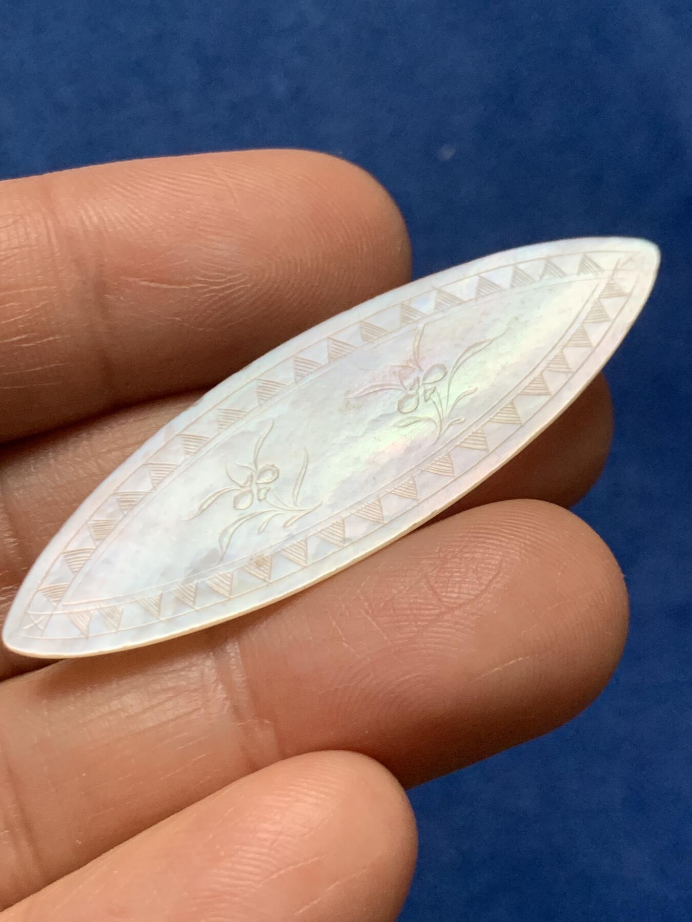 《竞宝斋》第466场 周日，周一 2场连拍 （全场包邮）欢迎送拍 四枚一组 英国一线回流清螺钿贝母筹码，菱形或椭圆形，手工精雕，图款皆不同，莹光宝气。