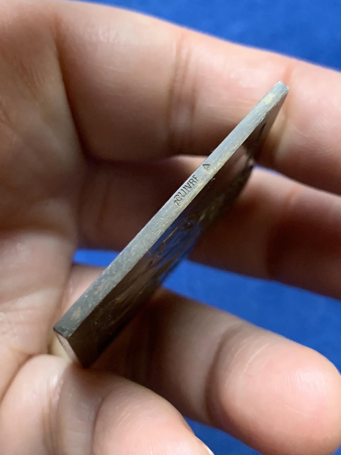 《竞宝斋》第466场 周日，周一 2场连拍 （全场包邮）欢迎送拍 母爱 方型铜章 《爱，永不止息》 法国章牌大师亨利·德罗普西（Henri Dropsy，1885-1969）著名作品，用于记录儿子Serge的成长。极为少见。直径：42mm，重量：40.1g。