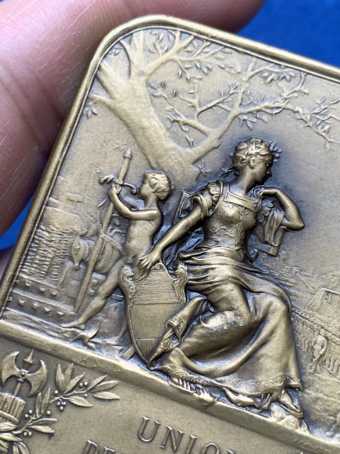 《竞宝斋》第466场 周日，周一 2场连拍 （全场包邮）欢迎送拍 法国凯旋门马赛曲双面浮雕大铜章 好品 重约111.4克 52*70.9mm 三角铜标