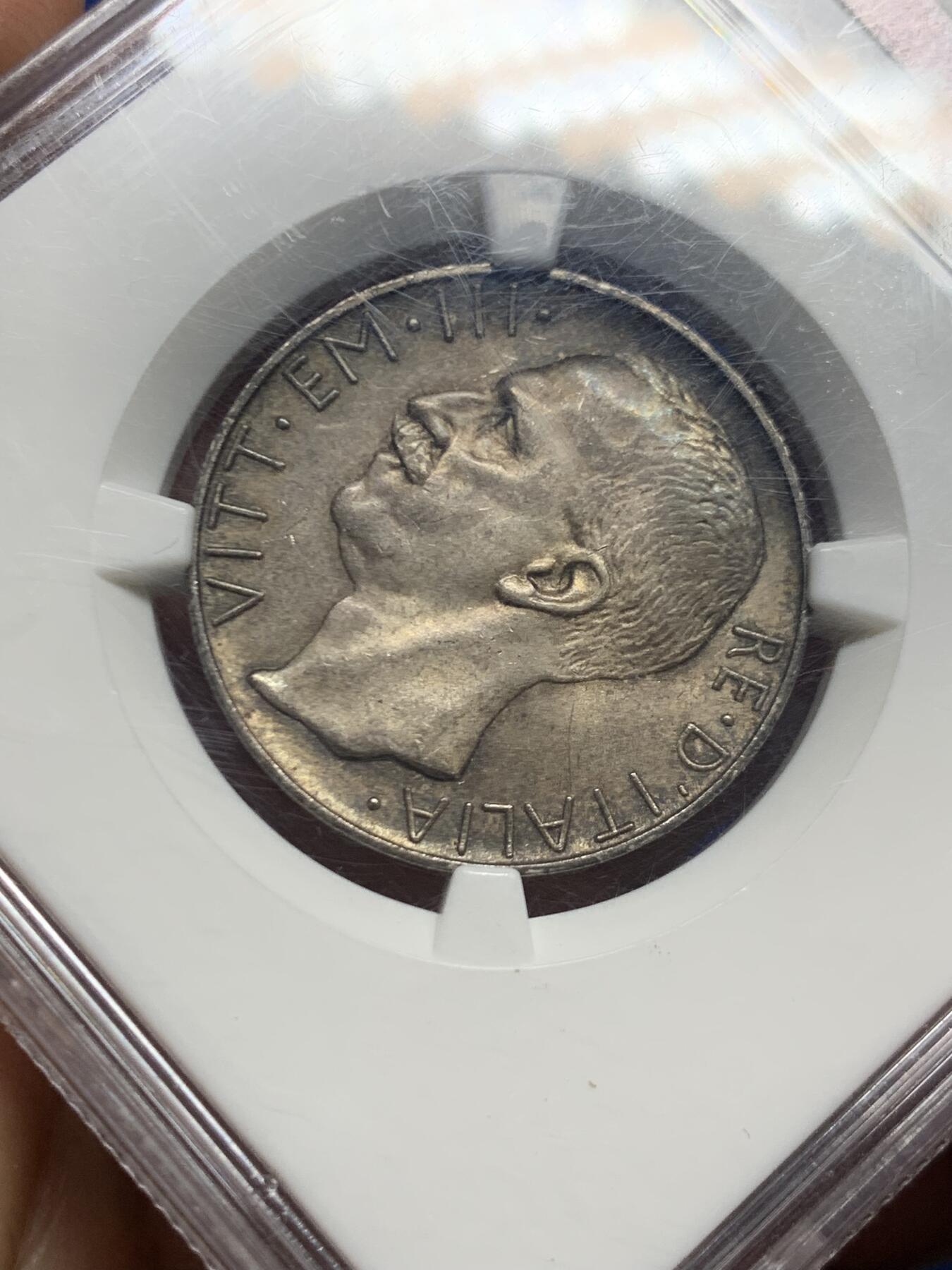 《竞宝斋》第466场 周日，周一 2场连拍 （全场包邮）欢迎送拍 NGC MS63 意大利1927年马车10里拉银币，双面深五彩，老N盒加持。女神驾车，意系古典风格。流通充分的品种，高分实际不多，60分克劳斯目录价230美金