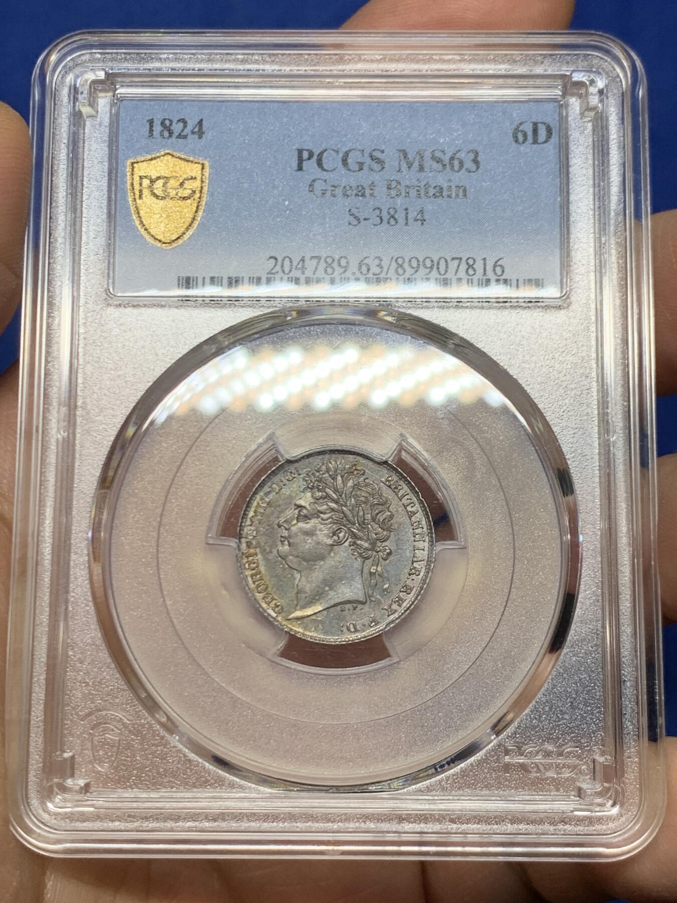 《竞宝斋》第466场 周日，周一 2场连拍 （全场包邮）欢迎送拍 PCGS MS63 英国1824年乔治四世6便士银币  较少见的盾徽版本 五彩欧洲包浆 实物很美