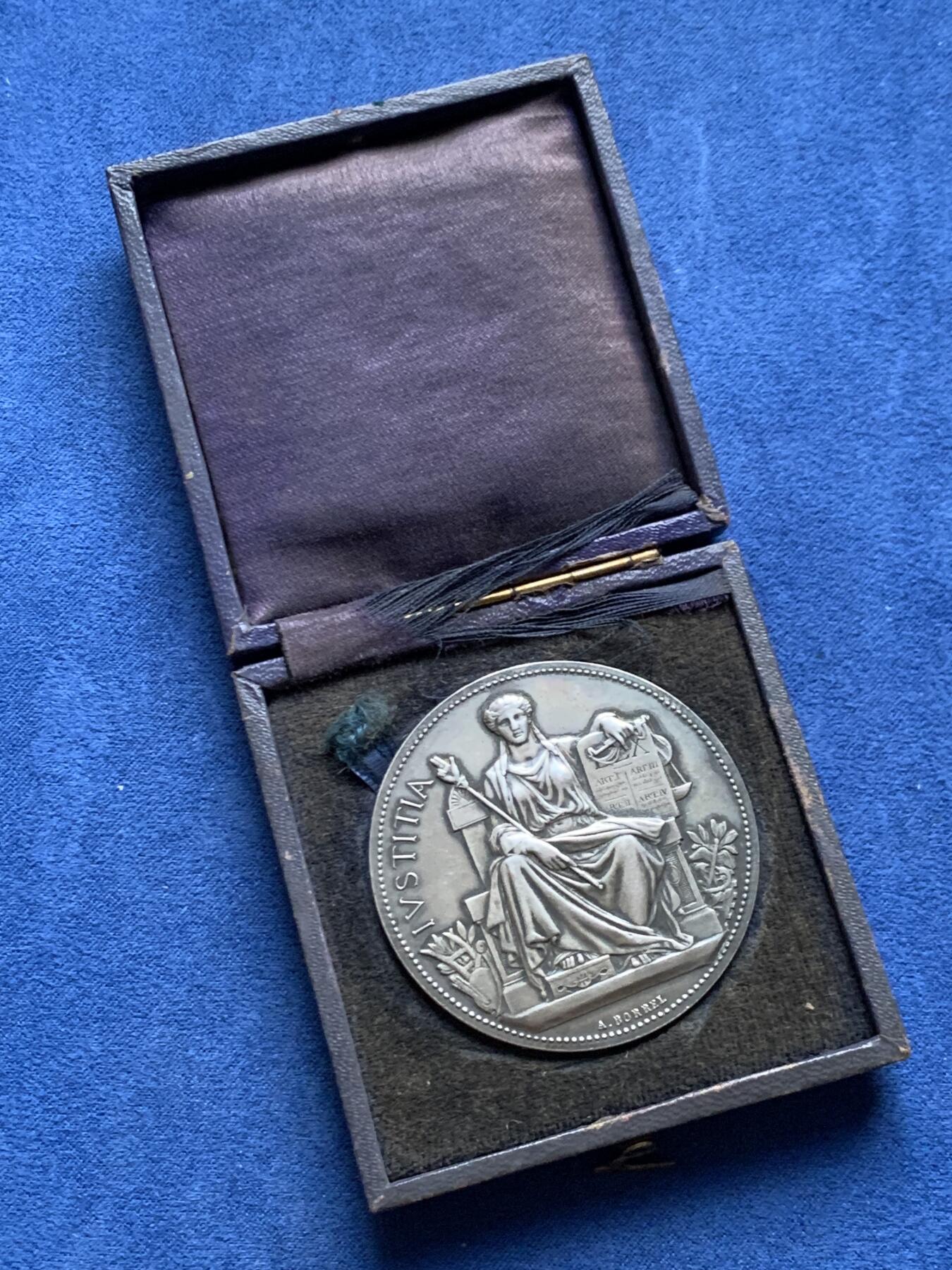 《竞宝斋》第466场 周日，周一 2场连拍 （全场包邮）欢迎送拍 法国塞纳省商业法庭银章 50.3mm 60.6克 丰饶角2银标 带盒