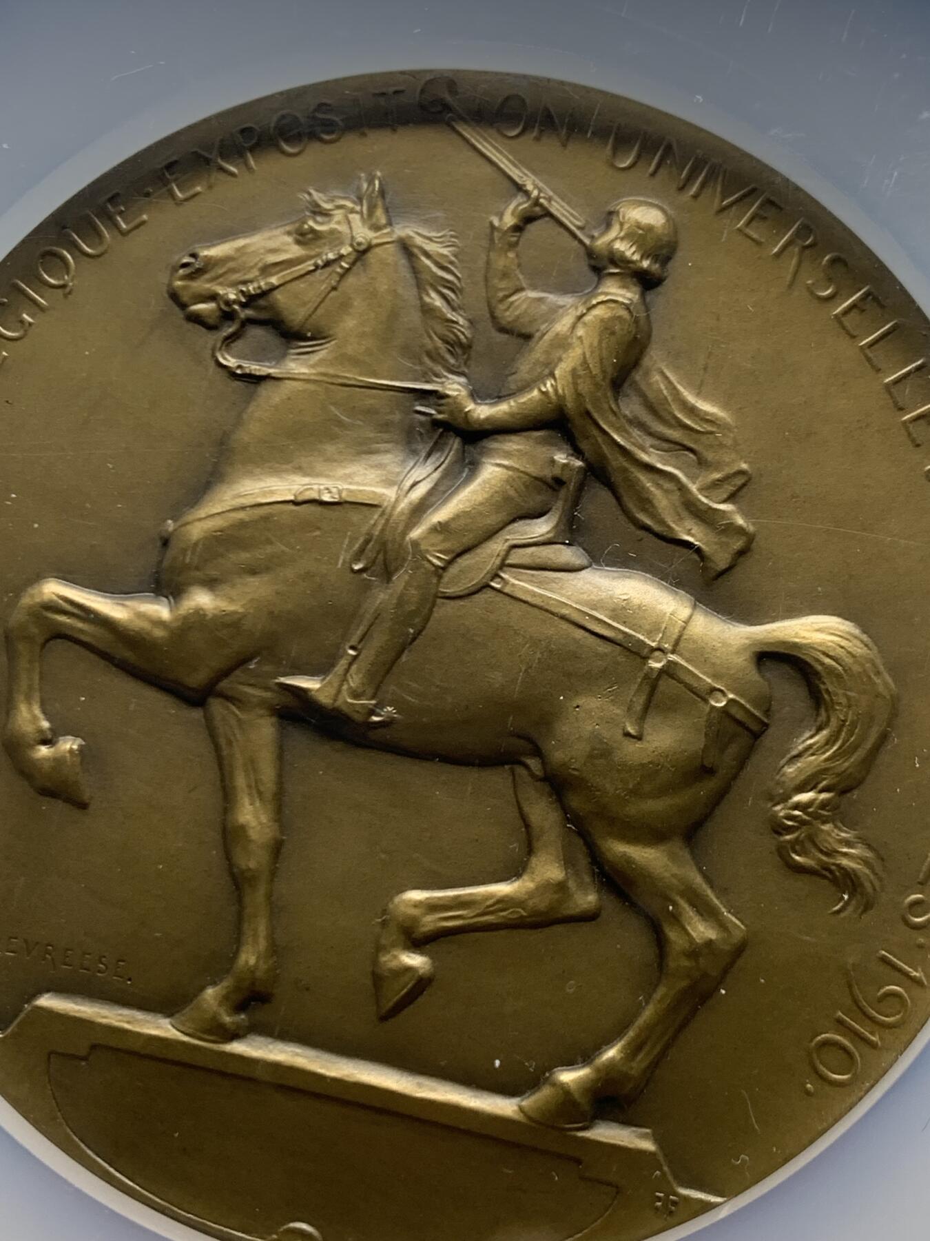 《竞宝斋》第466场 周日，周一 2场连拍 （全场包邮）欢迎送拍 NGC MS65BN 超高分 比利时环球博览会布鲁塞尔1910年艺术奖章，世博题材名章。大师 Devreese经典作品之一，直径：71mm，重：125克，加大加厚盒