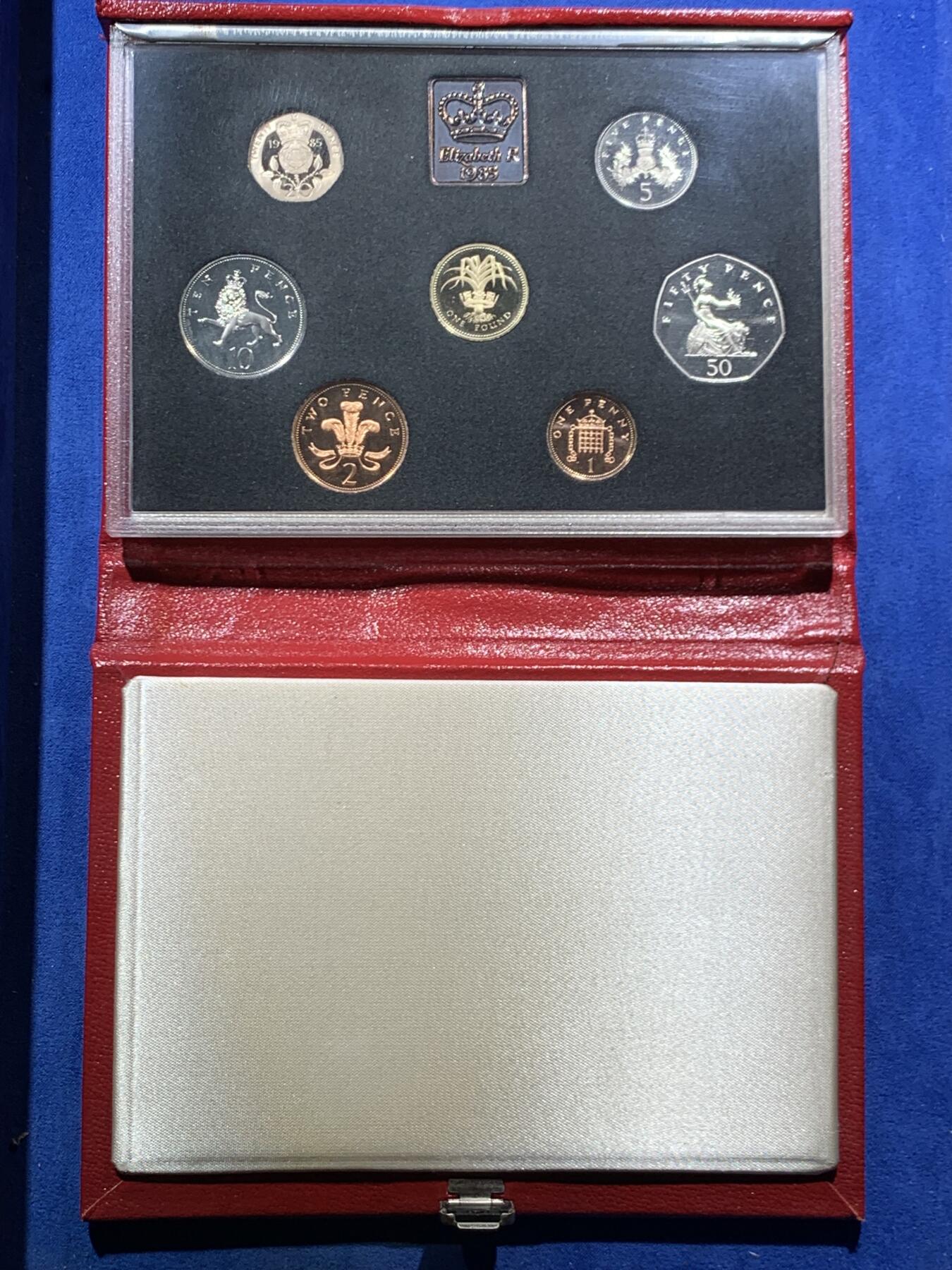 《竞宝斋》第466场 周日，周一 2场连拍 （全场包邮）欢迎送拍 英国1985年精制套币，带1枚1英镑威尔士韭葱精制纪念币，7枚币，品相精美，高档盒装