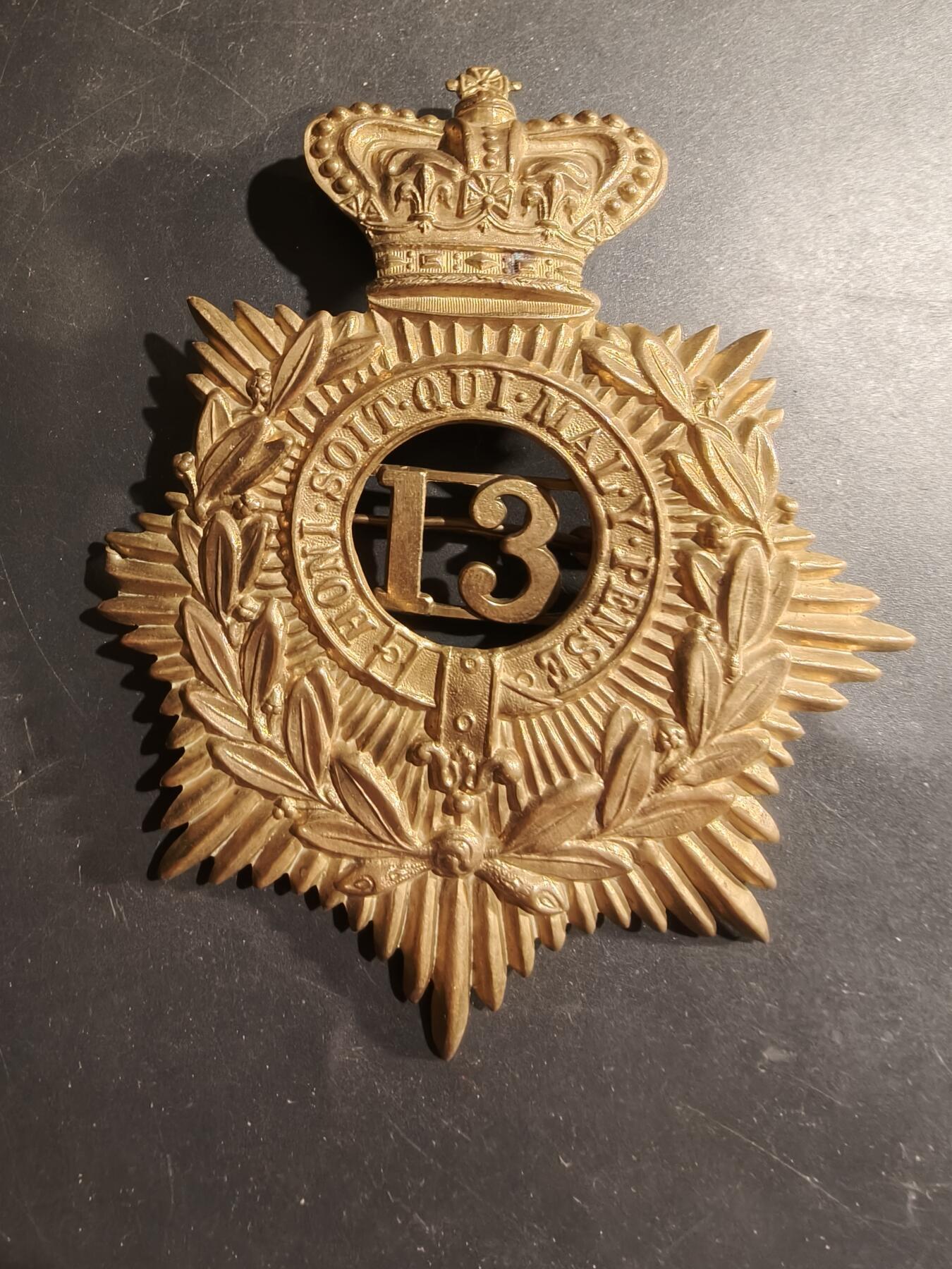 老王徽章第185期 英国陆军第13步兵团头盔帽徽    维多利亚女王时期   超大尺寸