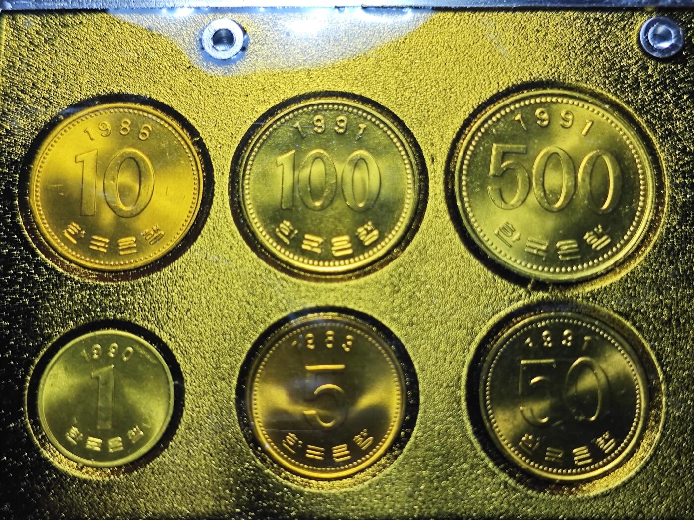 KK钱币收藏小铺   套币 批量/好品散币专场 2月预留时间 周末发货  韩国奥运纪念挂件 带原盒少见