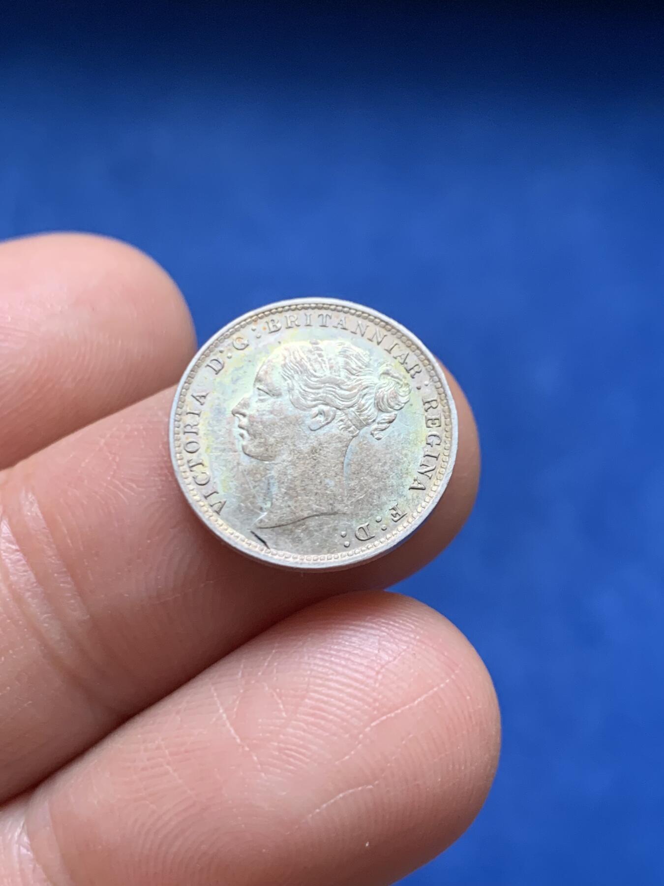 《竞宝斋》第466场 周日，周一 2场连拍 （全场包邮）欢迎送拍 英国 1881年 青年维多利亚 3便士 银币 包浆漂亮