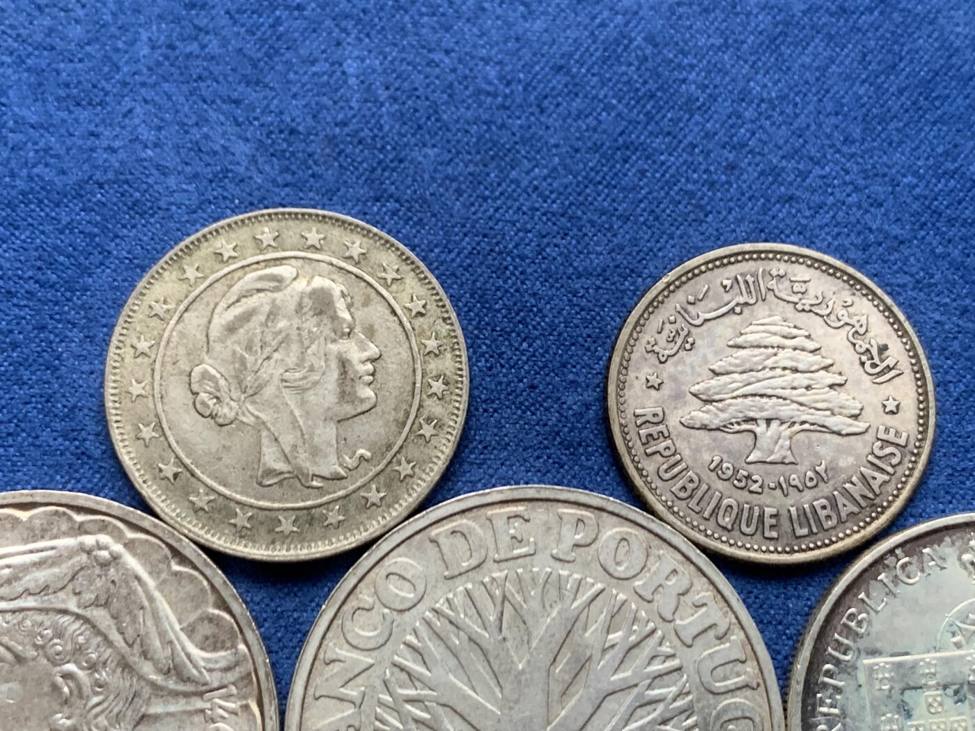 《竞宝斋》第466场 周日，周一 2场连拍 （全场包邮）欢迎送拍 八枚一组 外国银币 细节见图 总重约98.2克