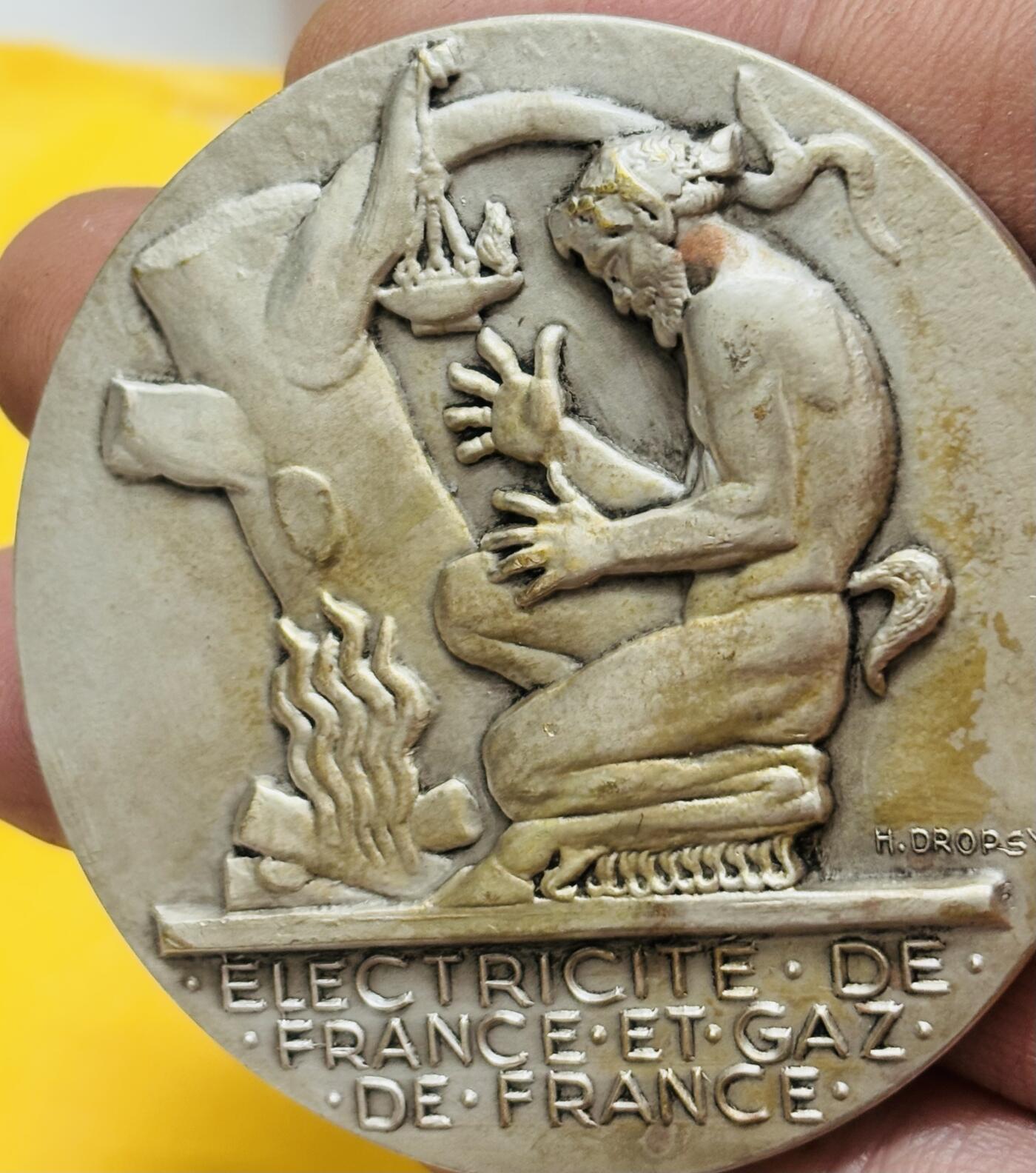 文馨钱币收藏第 295 场，（元宵场）各种银币散币纪念章，长期接代拍业务 法国电力燃气公司大型纪念章，正面是神话人物普罗米修斯跪地献火场景，背面是高压输电塔与电网架构，由比利时著名雕刻师亨利德罗普西雕刻签名，细节看图