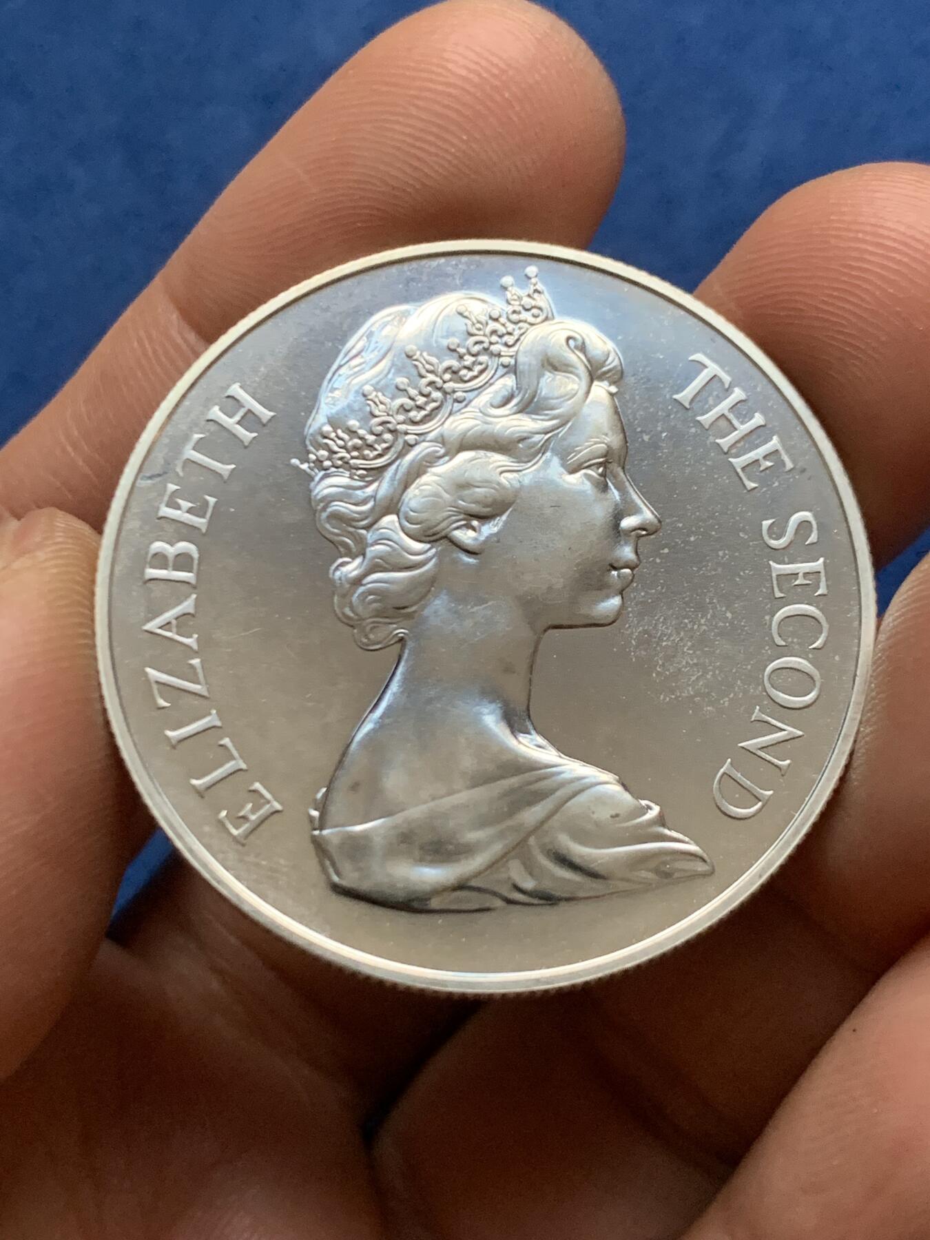 《竞宝斋》第466场 周日，周一 2场连拍 （全场包邮）欢迎送拍 圣赫勒拿1973年恢复统治300周年大银币 28.4g 925银 带盒证