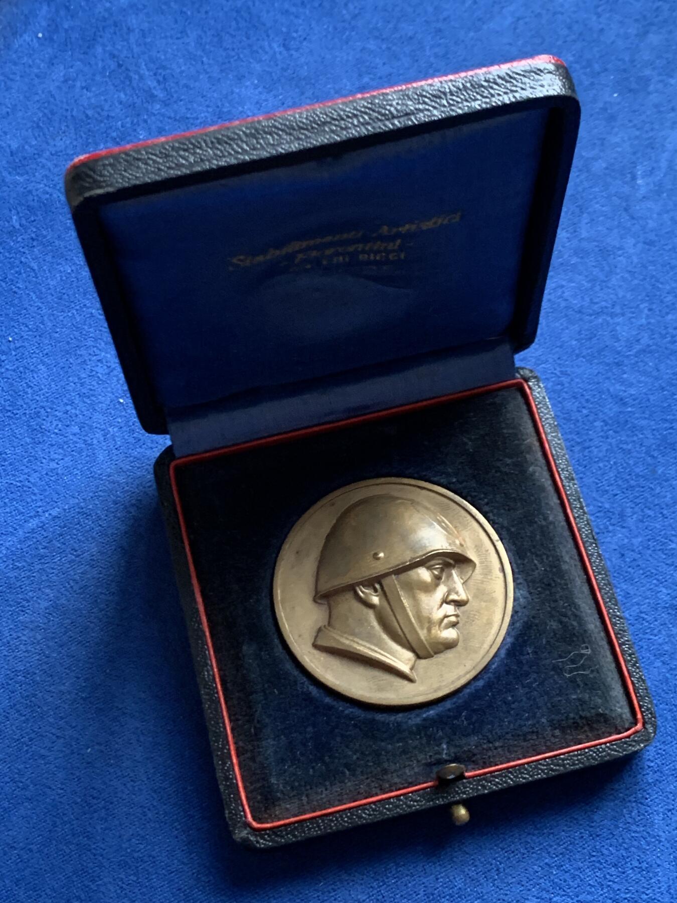 《竞宝斋》第466场 周日，周一 2场连拍 （全场包邮）欢迎送拍 1928年意大利墨索里尼第六届全国葡萄节铜章，36克，39.6mm，带原盒，人物超高浮雕非常挺拔漂亮。意大利全国葡萄节是法西斯政权将农业生产与民族主义宣传结合的重要活动。