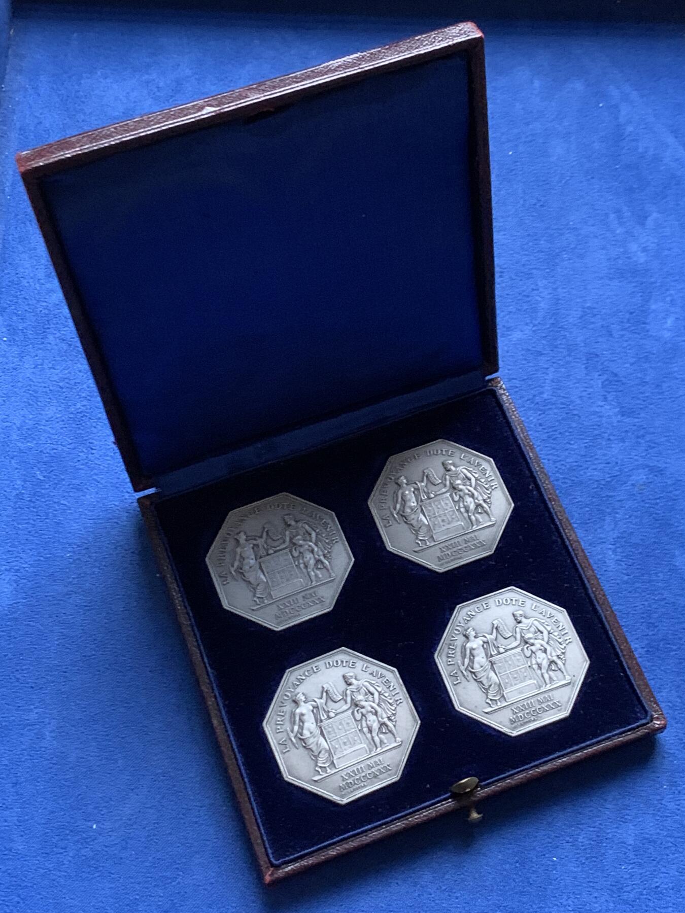 《竞宝斋》第466场 周日，周一 2场连拍 （全场包邮）欢迎送拍 法国人寿保险公司银质八角代币 4枚装 皮盒套装 出厂品相 皇家保险银质奖章 正面中央铭文