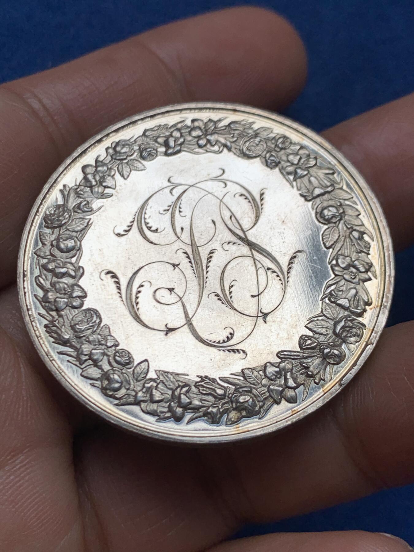 《竞宝斋》第466场 周日，周一 2场连拍 （全场包邮）欢迎送拍 法国1854婚姻与爱情纪念银章，31.41g，41.3mm，超大规格，手指边铭，镜面感，状态犀利。