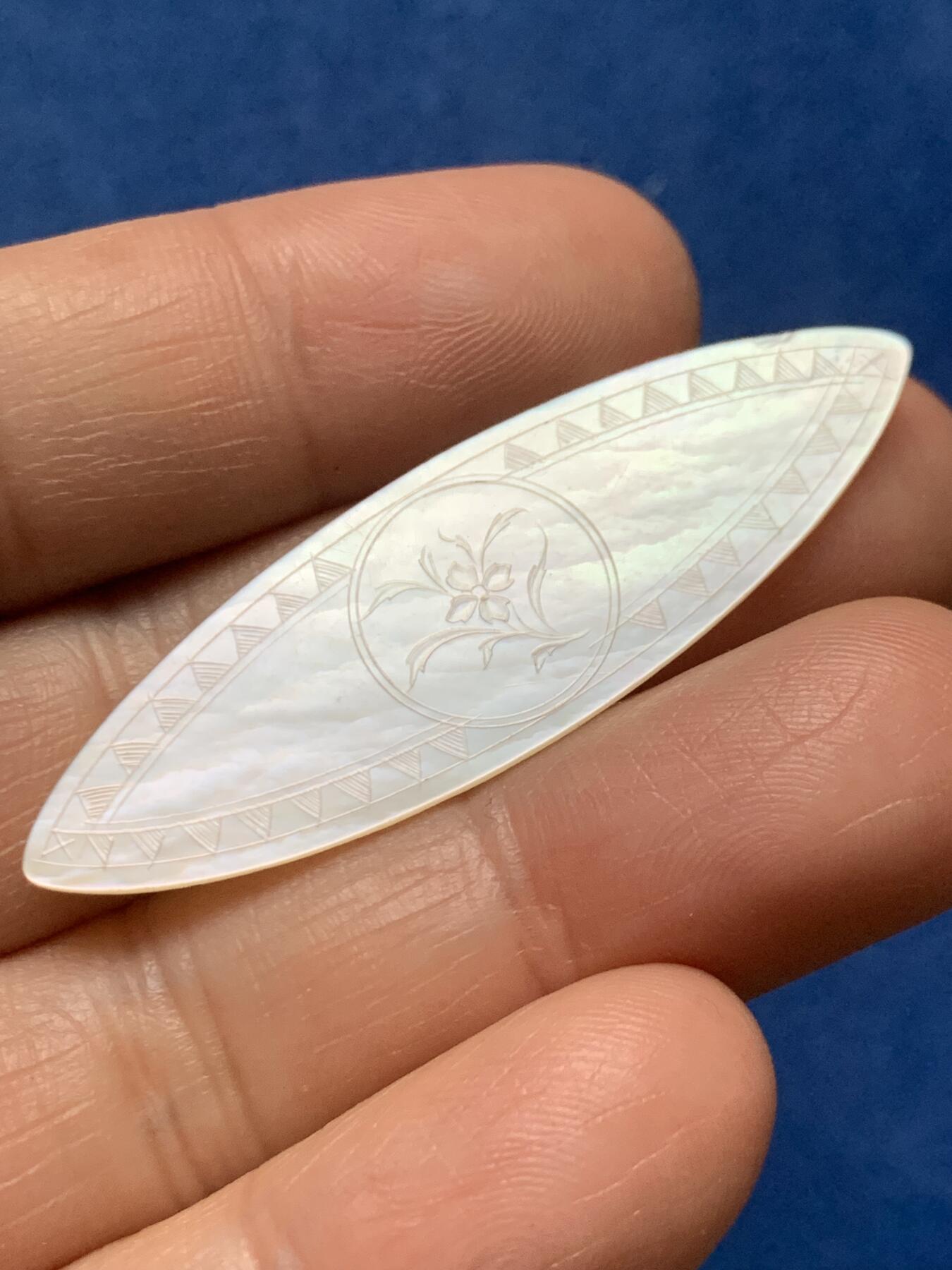 《竞宝斋》第466场 周日，周一 2场连拍 （全场包邮）欢迎送拍 四枚一组 英国一线回流清螺钿贝母筹码，菱形或椭圆形，手工精雕，图款皆不同，莹光宝气。