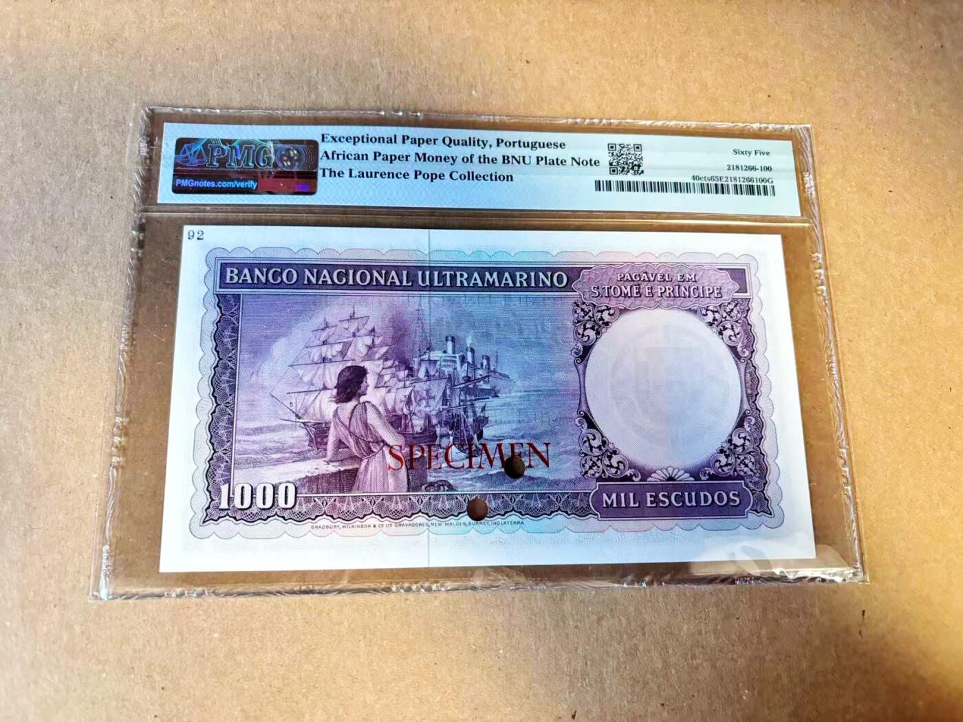 【Blue Auction】世界纸币精拍第789期——18级TOP拍卖/信誉/品质/专业/高效💫 【CTS紫色版试色样票 亚军分 IBNS成员Laurence Pope 旧藏】圣多美和普林西比 1964年1000埃斯库多 BWC出品雕刻精美 PMG65EPQ 正面人物系圣多美和普林西比以及安诺本岛发现者航海家葡萄牙人若昂·德·桑塔拉 背面经典的美女远眺舰队的场景