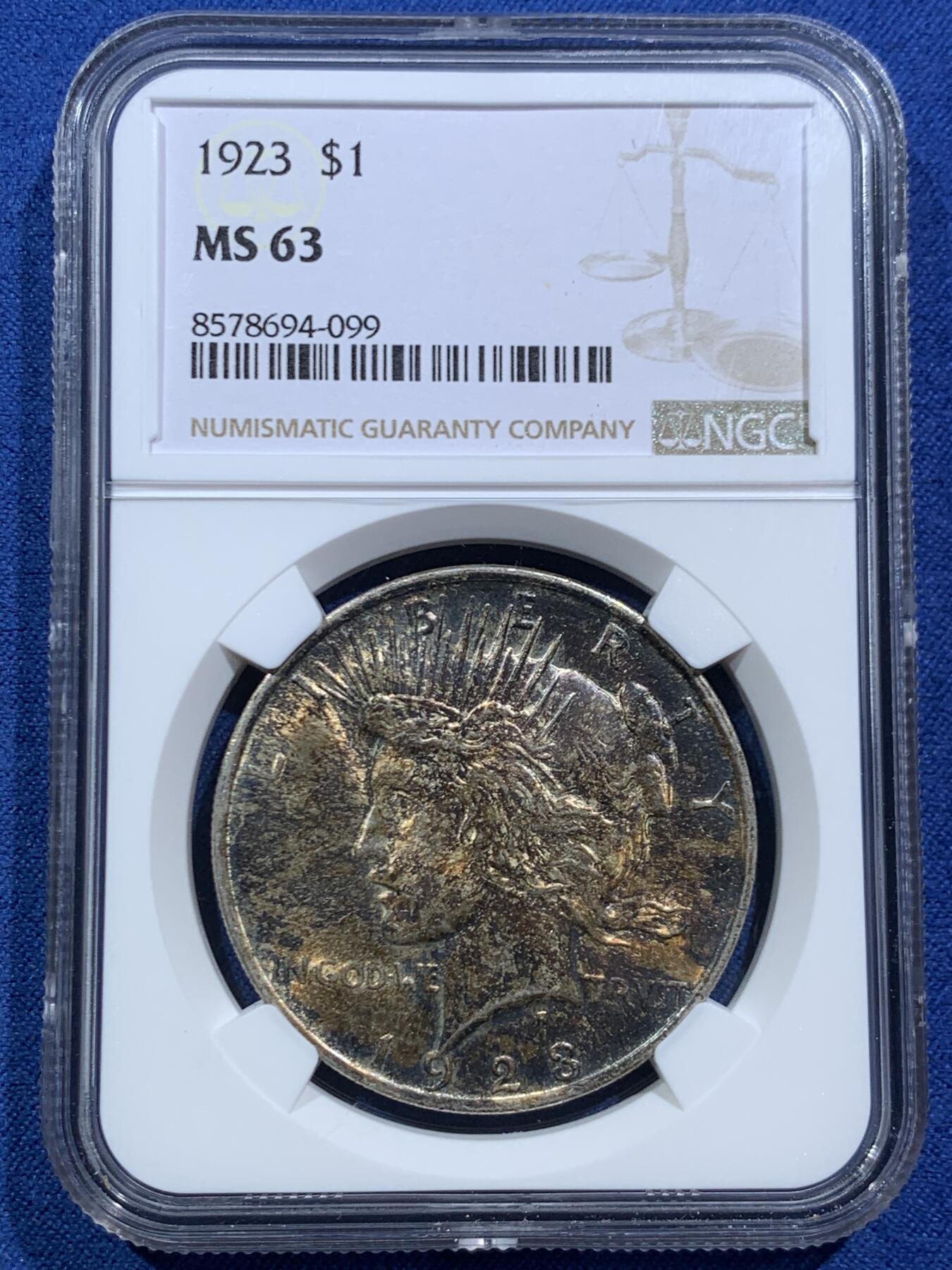 《竞宝斋》第466场 周日，周一 2场连拍 （全场包邮）欢迎送拍 NGC MS63 美国1923年和平鸽一元，正面黑彩背面黄油彩车轮光状态，带彩出分不易，喜欢的不要错过了