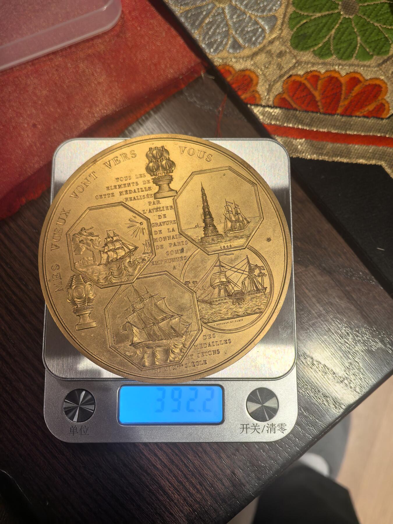 欧洲铜章和回流杂项第一场 铜章深度解析：巴黎造币厂叠币章（海陆空交通主题） 这枚铜章是法国新艺术运动时期的经典作品，由巴黎造币厂（Monnaie de Paris）发行，以其独特的“叠币”设计和对人类交通发展的描绘而闻名