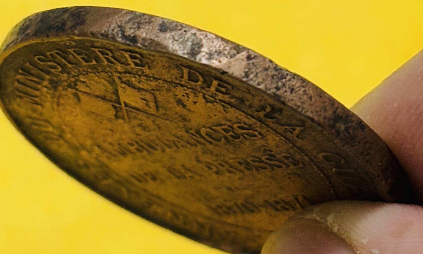 文馨钱币收藏第 295 场，（元宵场）各种银币散币纪念章，长期接代拍业务 存世量极少的一枚纪念章，1870-1871 年普法战争战地记者救护纪念章。纪念在战场上从事人道主义救护工作的记者们，这是世界新闻史上最早的战地记者救护组织纪念章之一，具有极高的收藏价值，由法国战争部颁发，详情看图