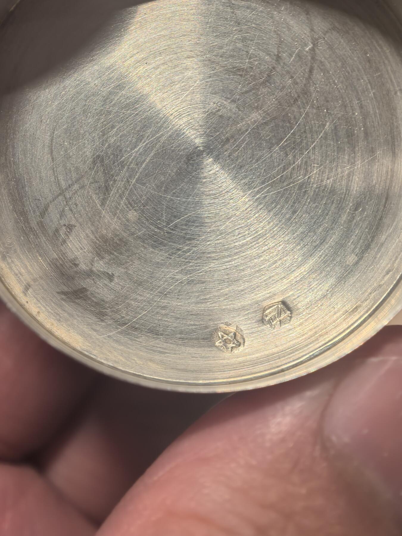 欧洲铜章和回流杂项第一场 欧洲银盒 花卉浮雕，纯银制，重12.8克，几乎全新，保存很好