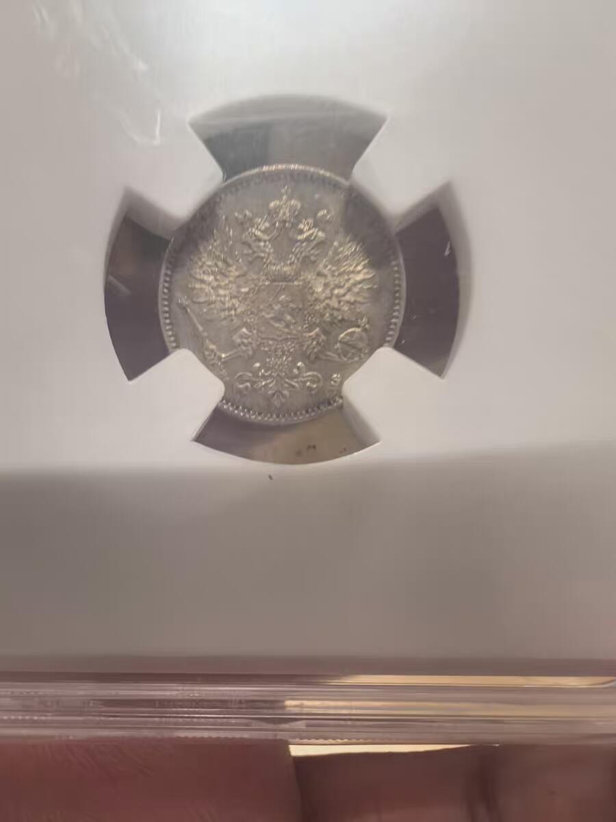 欧洲铜章和回流杂项第一场 25芬尼1916年银币  1916年芬兰（俄治时期）25盆尼银币 市场价值参考 这枚币是芬兰作为俄罗斯帝国大公国时期的流通银币，1917年芬兰独立后，带有双头鹰国徽的此类银币被大量回收重铸 直径约25mm，银质，适合收藏