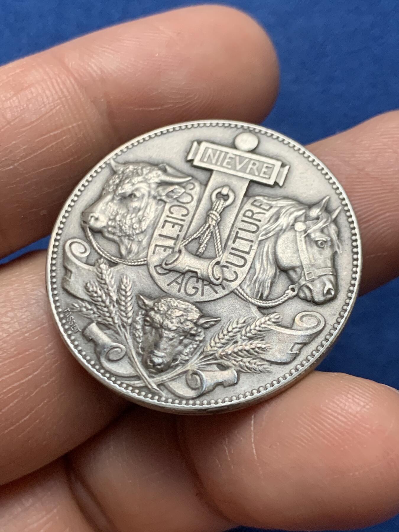 《竞宝斋》第466场 周日，周一 2场连拍 （全场包邮）欢迎送拍 法国涅夫勒省农业协会银章 丰饶角1银 16.2克 32mm