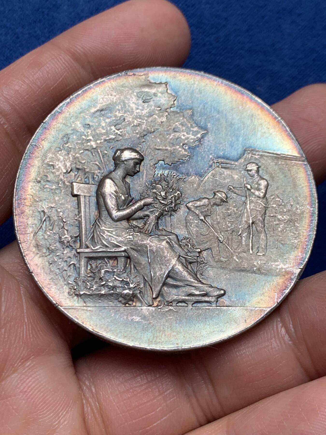 《竞宝斋》第466场 周日，周一 2场连拍 （全场包邮）欢迎送拍 法国阿列省园艺协会大银章 菱形野猪头银标 63.4克 50.3mm