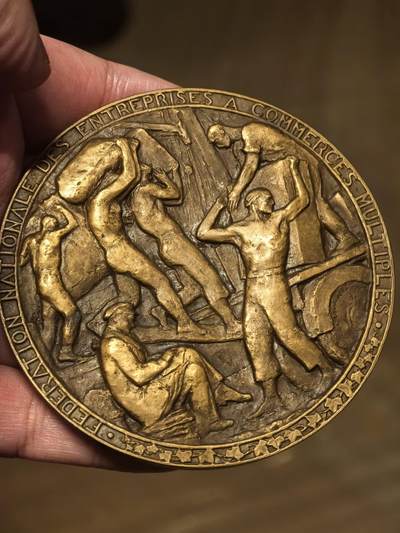 欧洲铜章和回流杂项第一场 - 欧洲铜章 铜章深度解析：法国全国多种商业企业联合会纪念章 这枚铜章是法国著名雕塑家 Paul Landowski（保罗·朗多夫斯基，1875-1961） 于1950年创作的作品，属于法国全国多种商业企业联合会