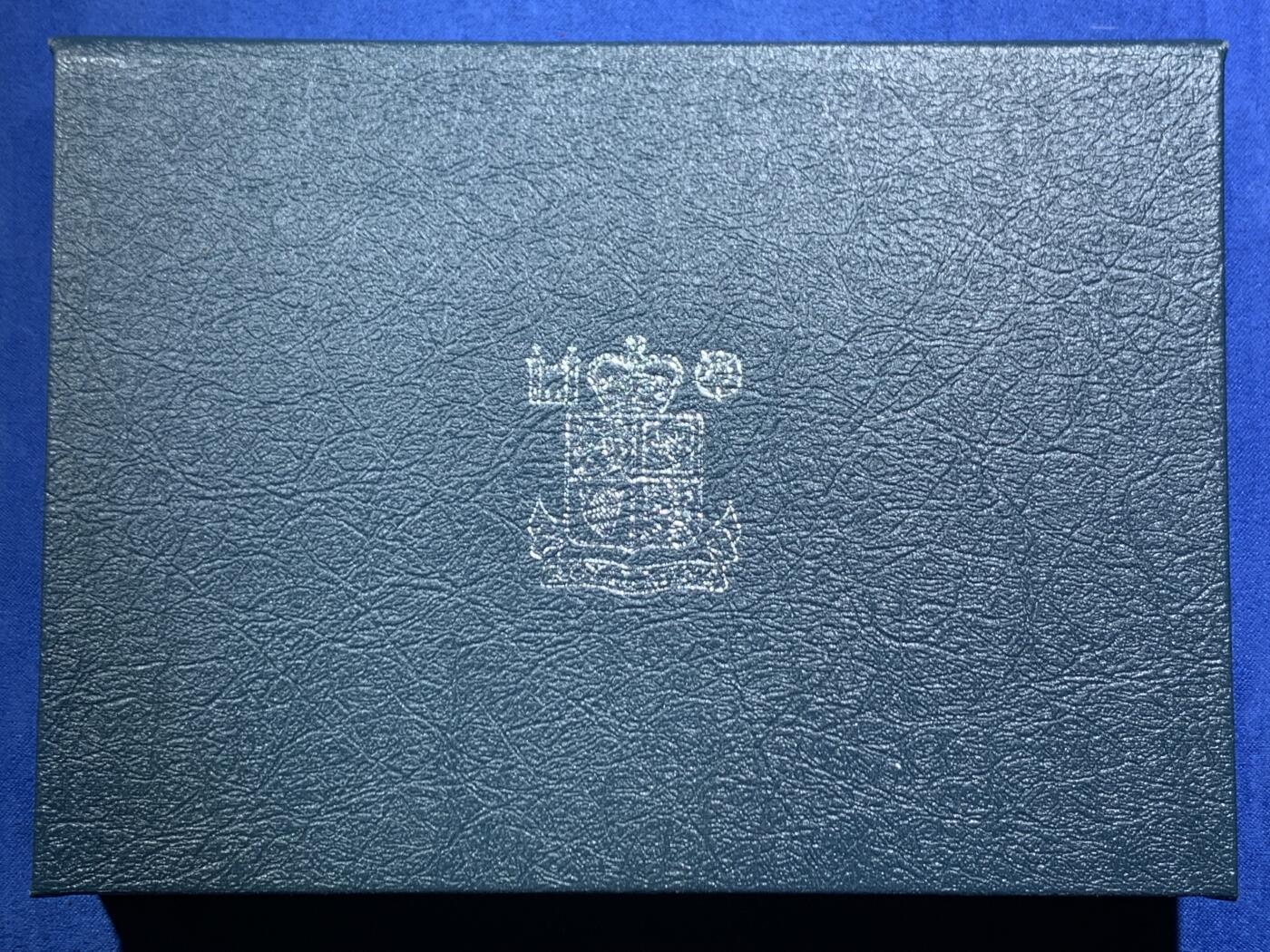 《竞宝斋》第466场 周日，周一 2场连拍 （全场包邮）欢迎送拍 英国1986年精制套币，1枚2英镑爱丁堡运动会精制纪念币，1枚1英镑北爱尔兰亚麻精制纪念币，8枚币，盒证齐全，品相精美，高档盒装