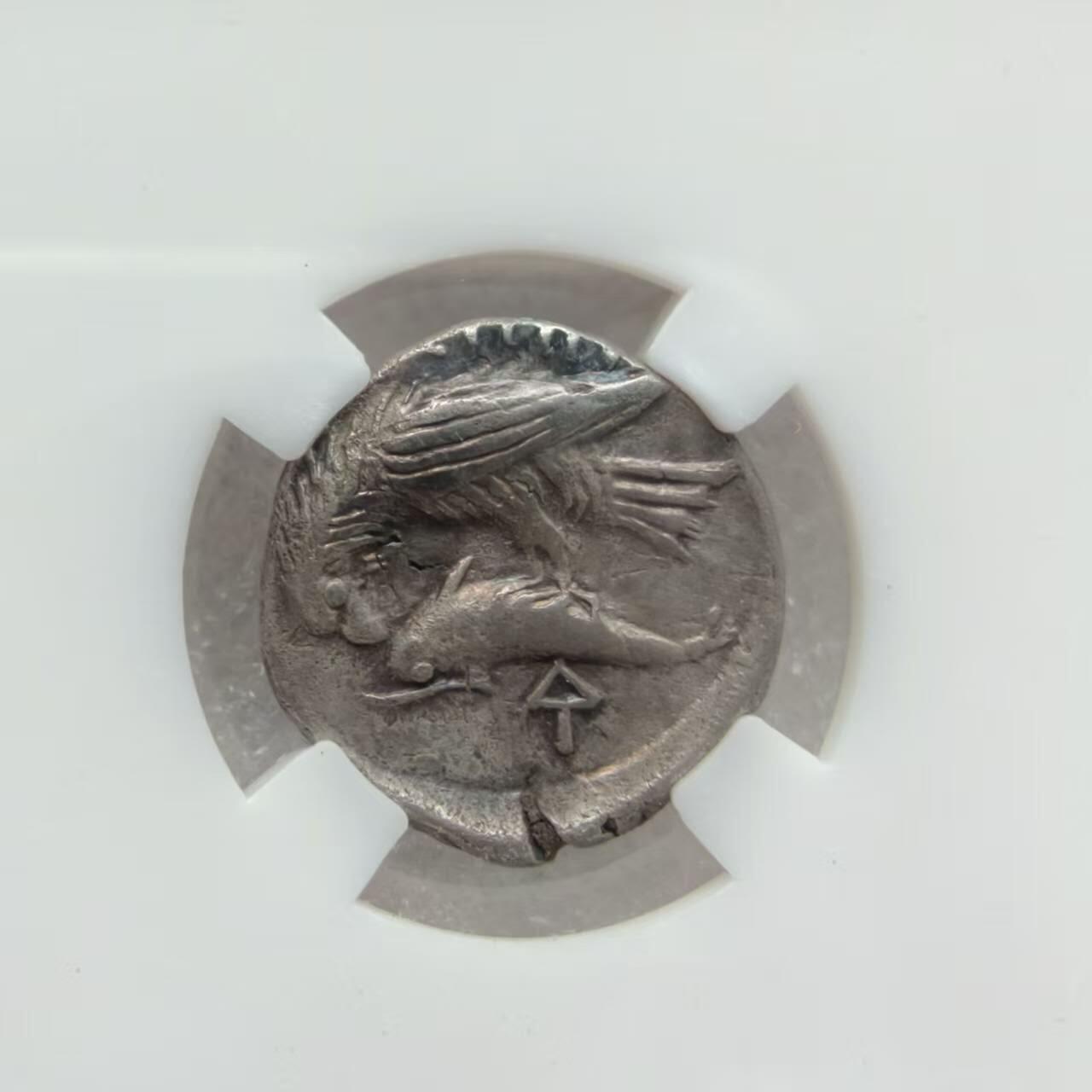 瓶子🏺第231期拍卖会 古希腊伊斯特罗斯城邦双子座男孩银币，公元前5世纪晚期-4世纪早期发行 正面：一正一倒两男孩头像 背面：鹰站在海豚上。 一正一倒的人像钱币学家们有着不同的解读： 一是代表狄俄斯库里兄弟、一是代表多瑙河的两个支流、一是代表日出与日落 