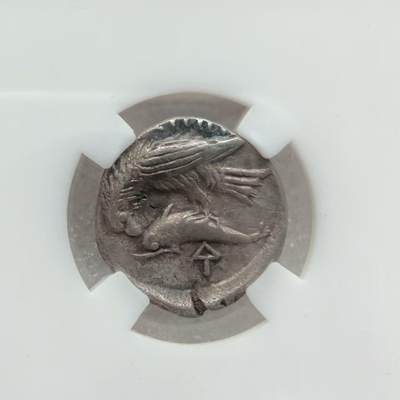 瓶子🏺第231期拍卖会 古希腊伊斯特罗斯城邦双子座男孩银币，公元前5世纪晚期-4世纪早期发行 正面：一正一倒两男孩头像 背面：鹰站在海豚上。 一正一倒的人像钱币学家们有着不同的解读： 一是代表狄俄斯库里兄弟、一是代表多瑙河的两个支流、一是代表日出与日落 