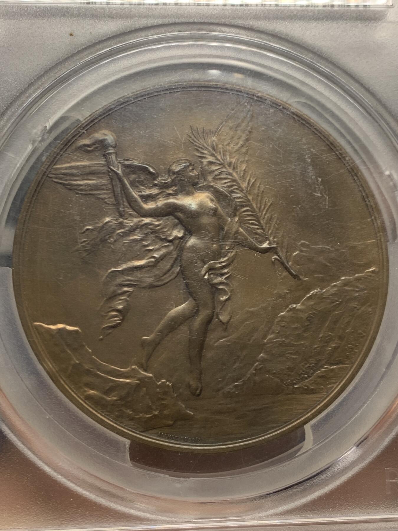 《竞宝斋》第466场 周日，周一 2场连拍 （全场包邮）欢迎送拍 PCGS SP63 亚军分 瑞士1891联邦600周年清凉女神大铜章，68mm大尺寸，151g，手感厚重。背生双翼的飞天女神翱翔于瑞士群山，手持火炬与橄榄枝，画面生动美好。收藏级大规格清凉章，更高仅1枚，加大加厚盒