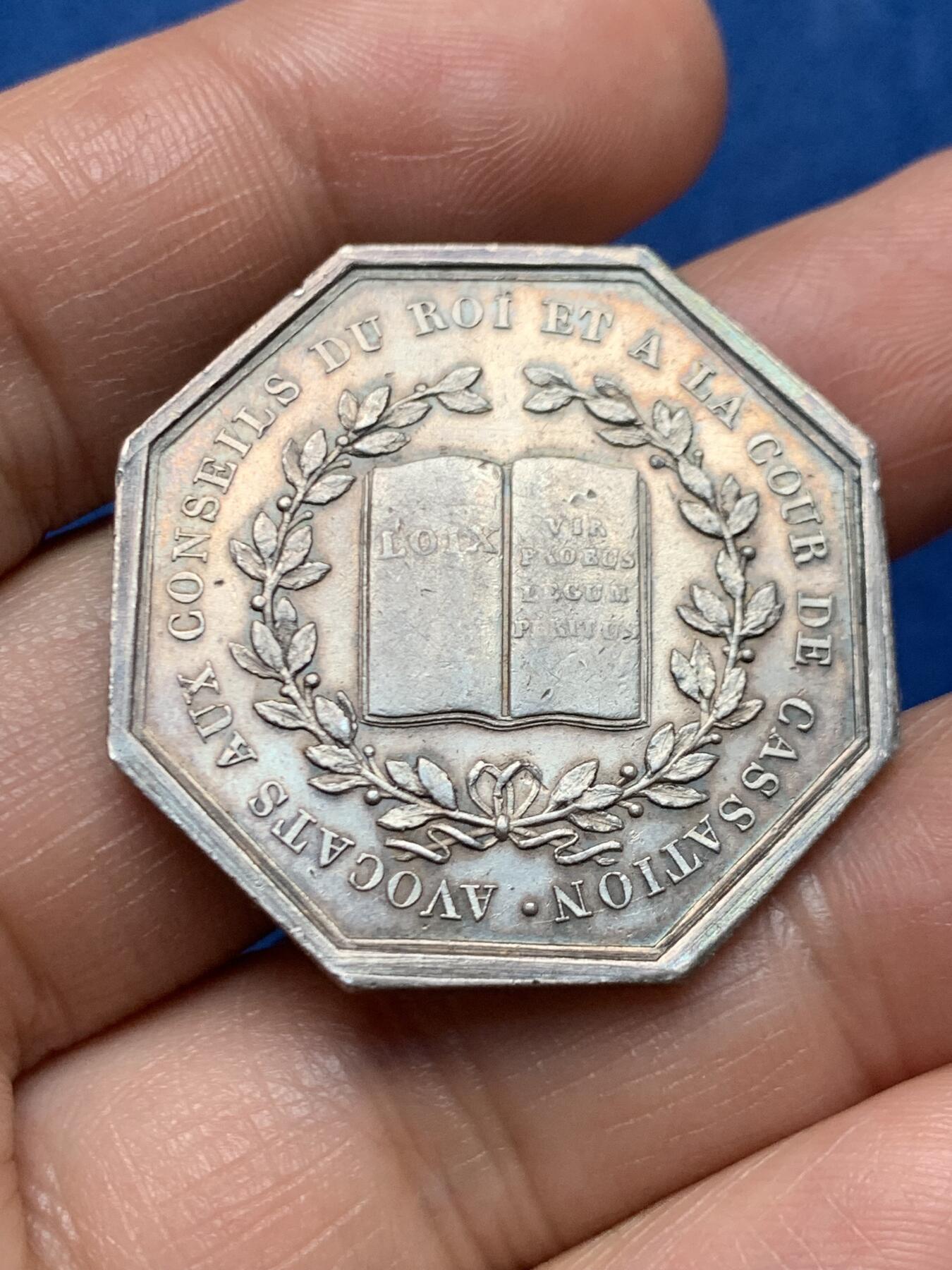 《竞宝斋》第466场 周日，周一 2场连拍 （全场包邮）欢迎送拍 法国路易十八最高法院银质代币，早期无边铭，边缘铭文为意为“法国和纳瓦拉国王路易十八”。背面则刻有拉丁语，意为“法律，为正直者和法律专家”以及法语，意为“国王议会和最高法院的律师”。直径：34mm，重：16.85g。